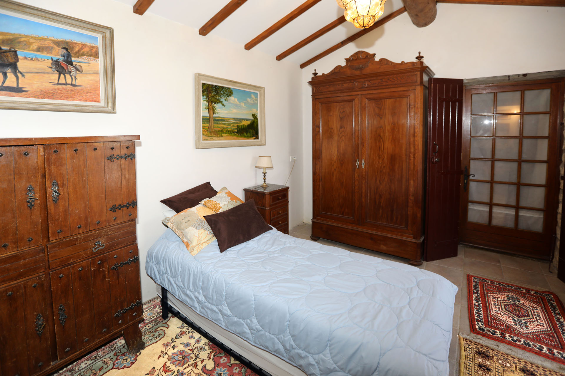 En vente en Luberon,  petite maison avec jardin en bordure de village  