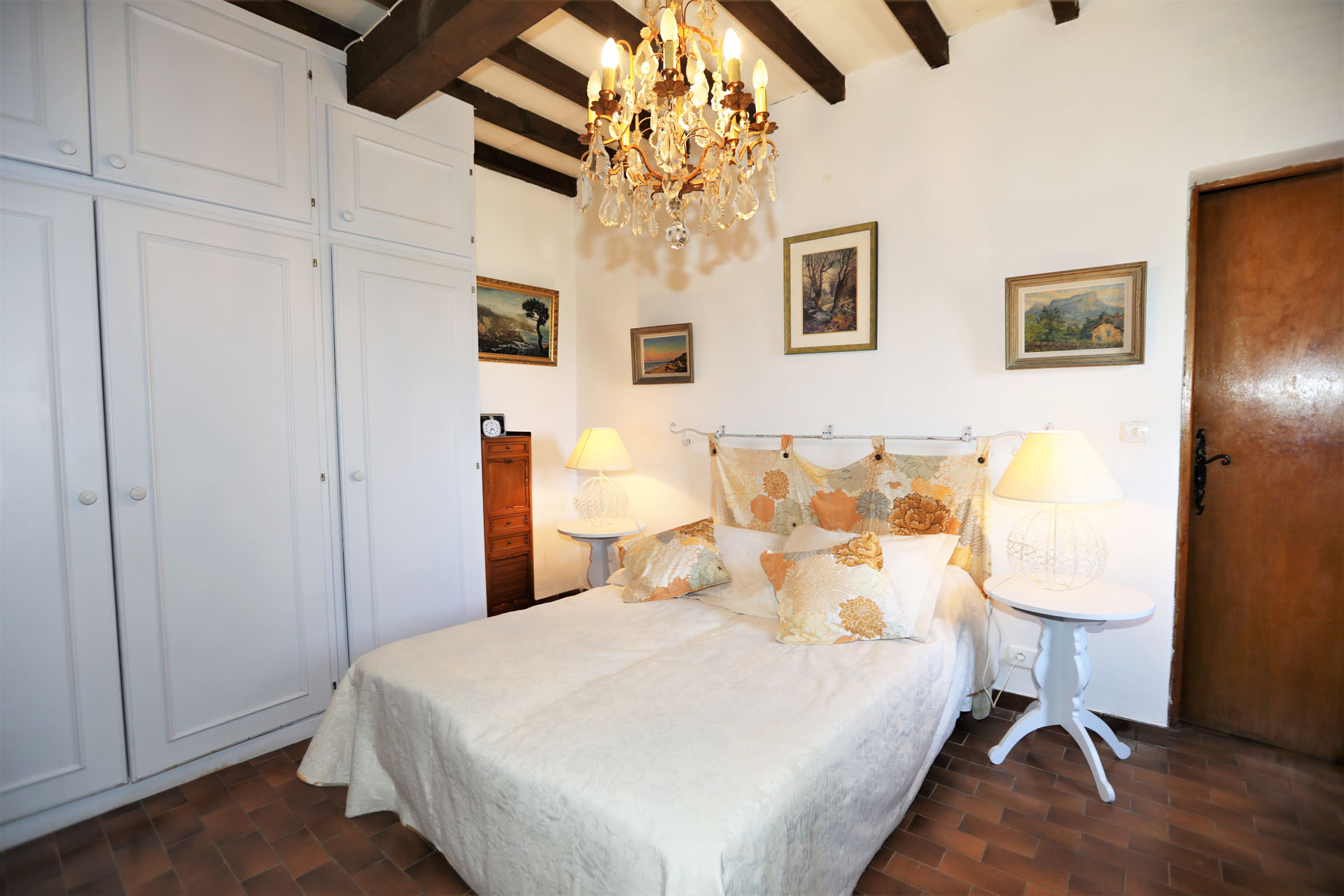 En vente en Luberon,  petite maison avec jardin en bordure de village  