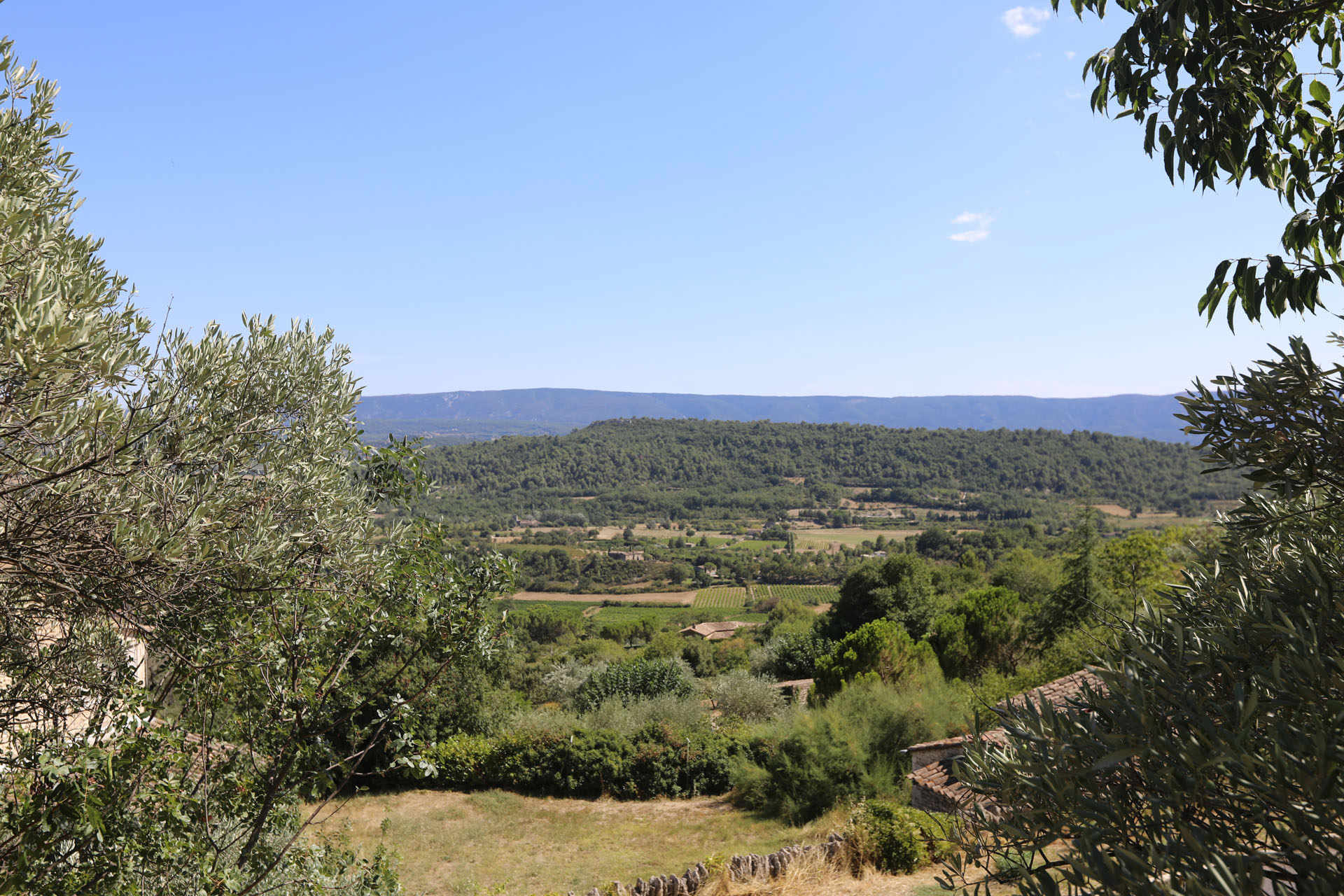 En vente en Luberon,  petite maison avec jardin en bordure de village  