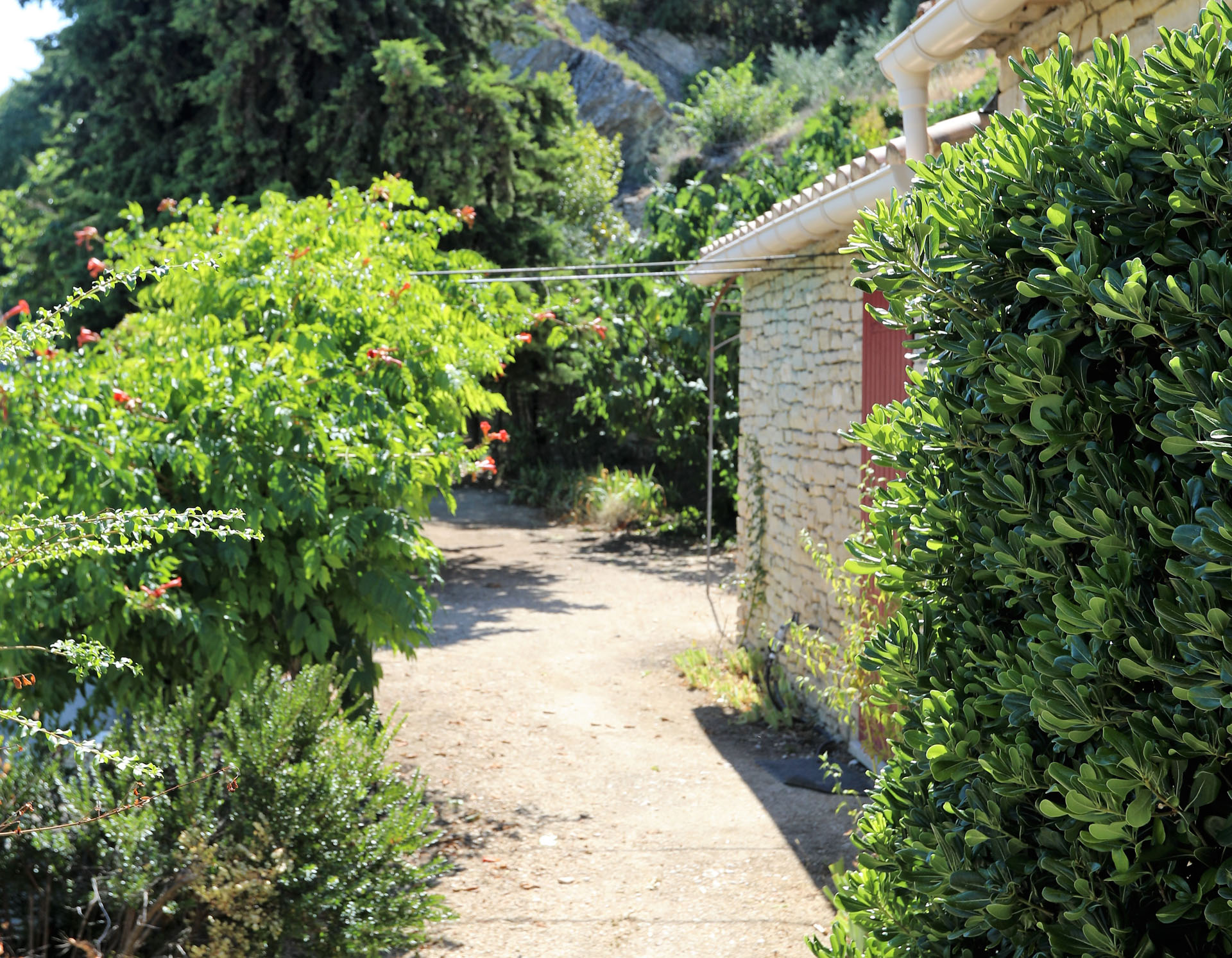 En vente en Luberon,  petite maison avec jardin en bordure de village  