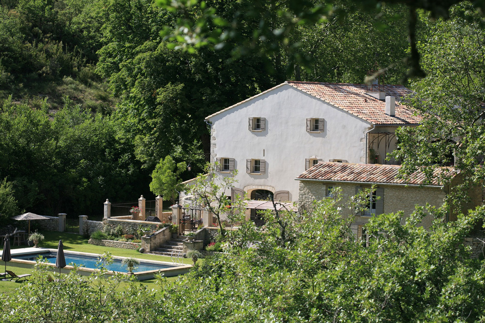 Superbe propriété avec piscine dans un site d'exception au coeur du Luberon   