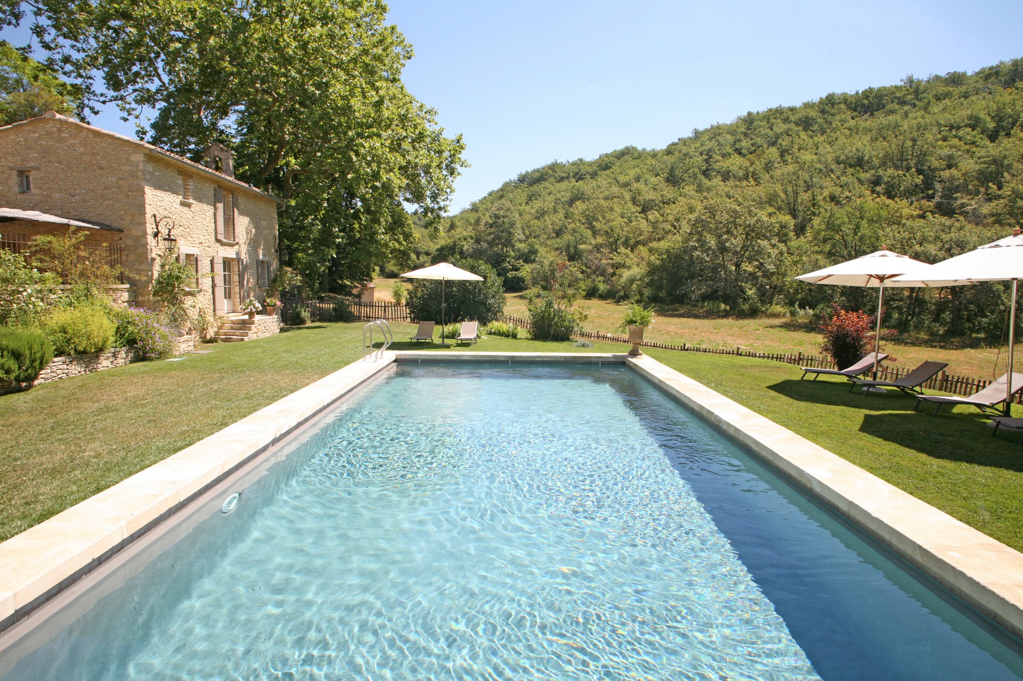 Piscine dans propriété en pierres proche de Gordes