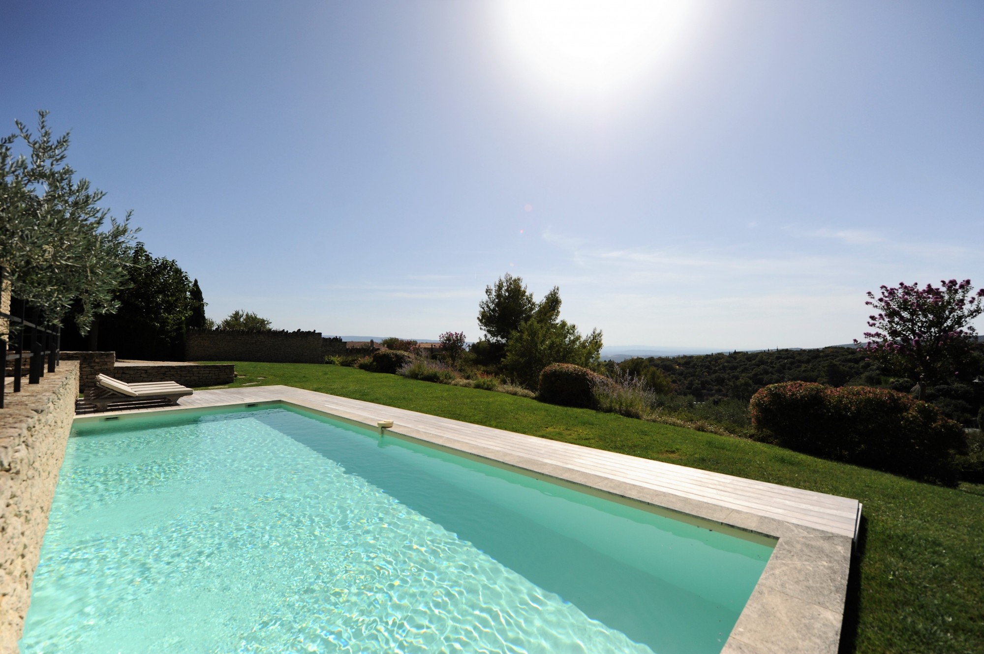Agréable maison en pierres de plain-pied et rénovée avec vues à Gordes  