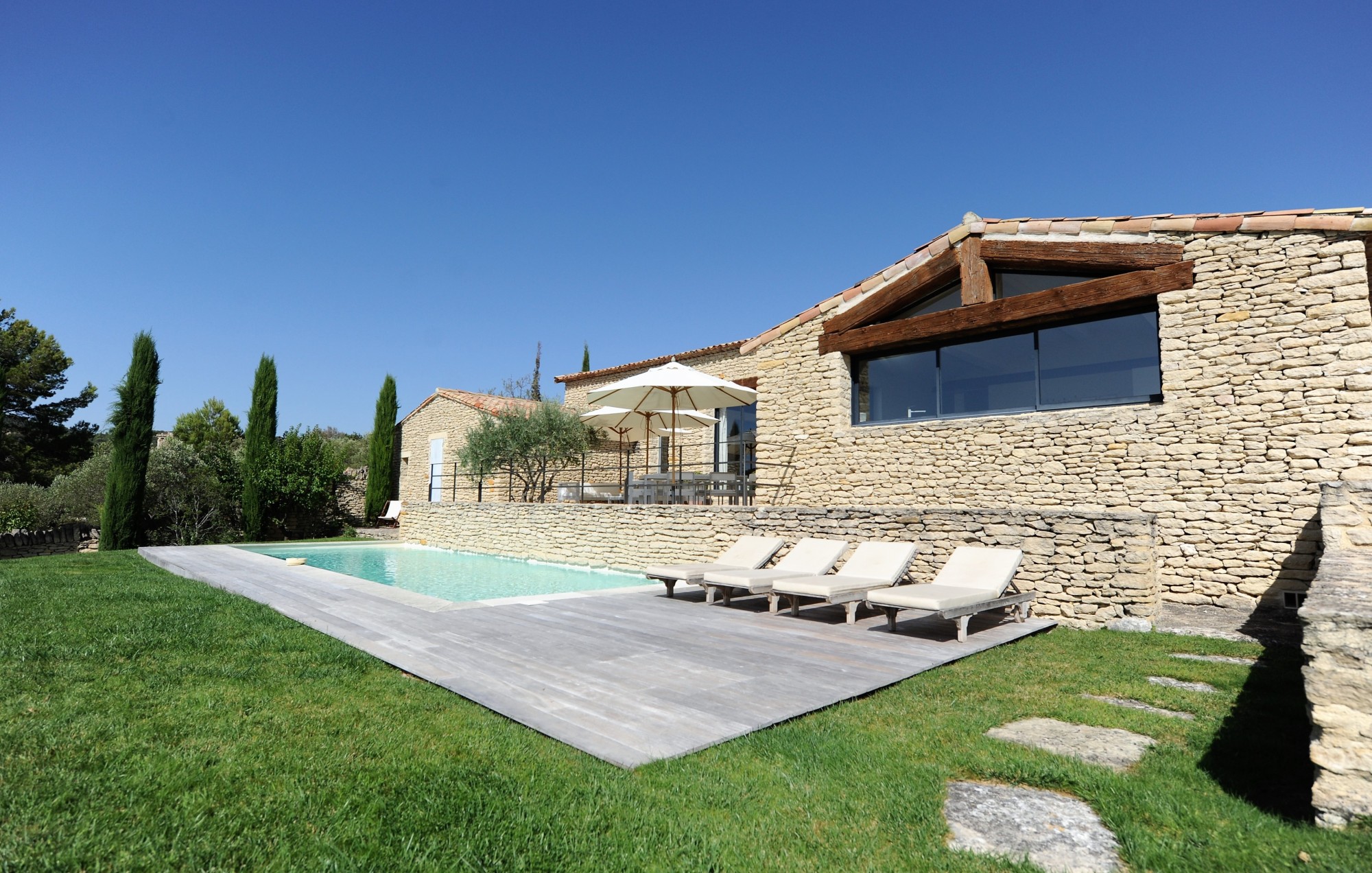 Agréable maison en pierres de plain-pied et rénovée avec vues à Gordes  
