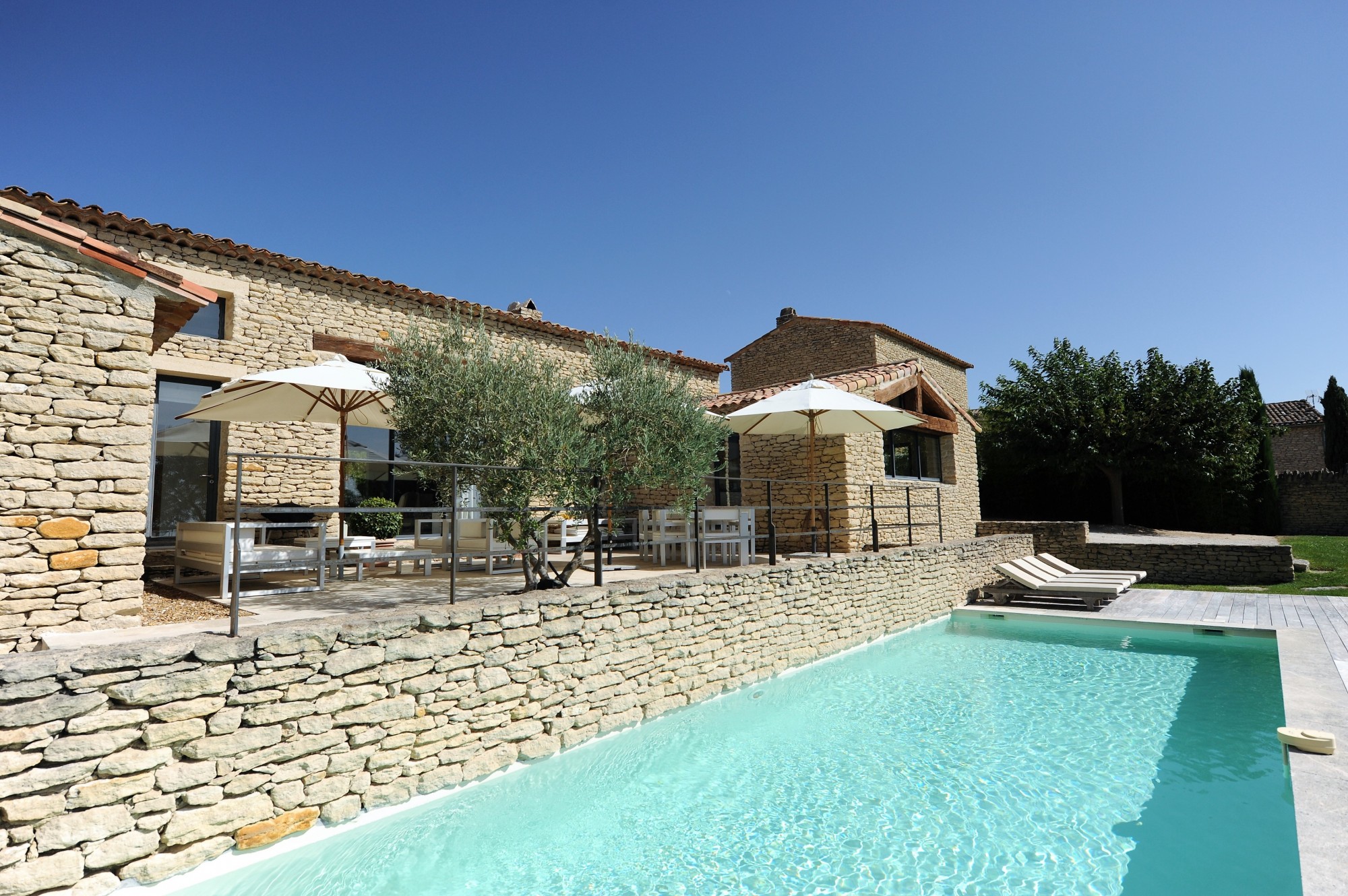 Agréable maison en pierres de plain-pied et rénovée avec vues à Gordes  