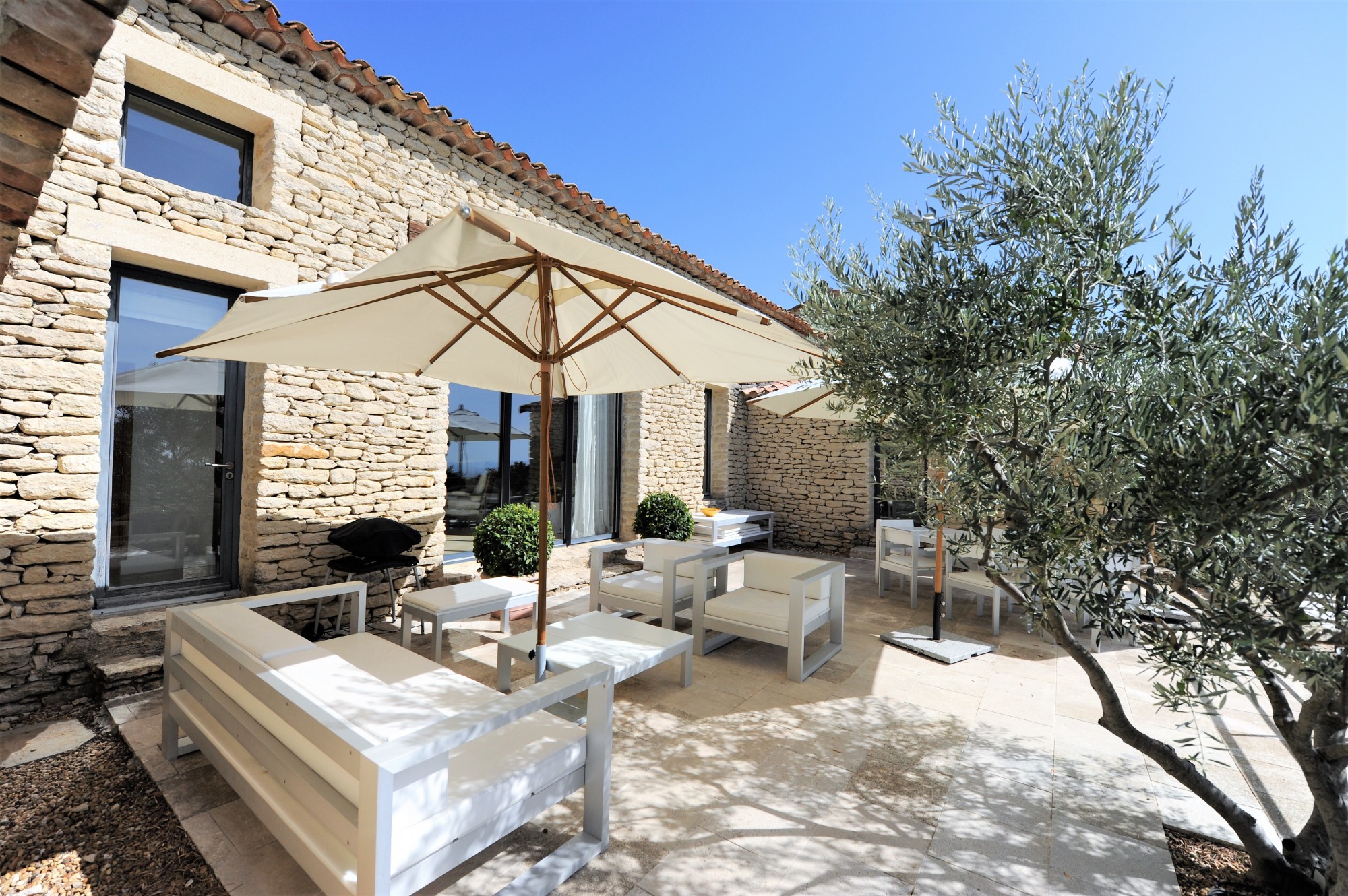 Agréable maison en pierres de plain-pied et rénovée avec vues à Gordes  