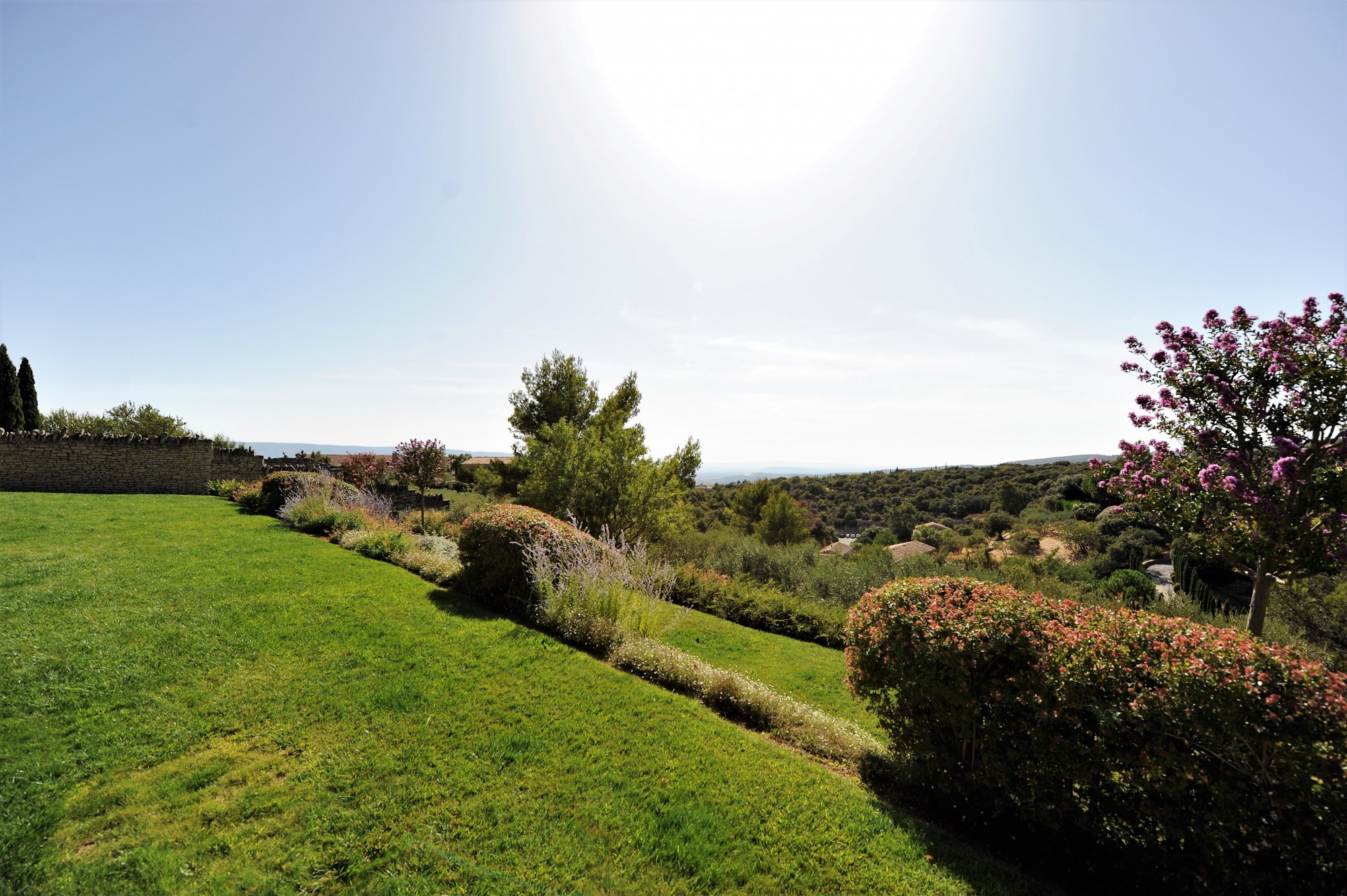 Agréable maison en pierres de plain-pied et rénovée avec vues à Gordes  