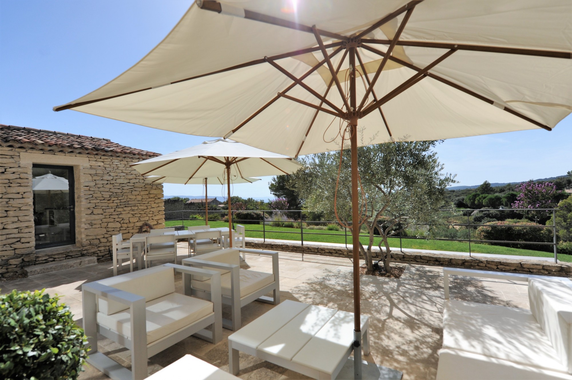 Agréable maison en pierres de plain-pied et rénovée avec vues à Gordes  