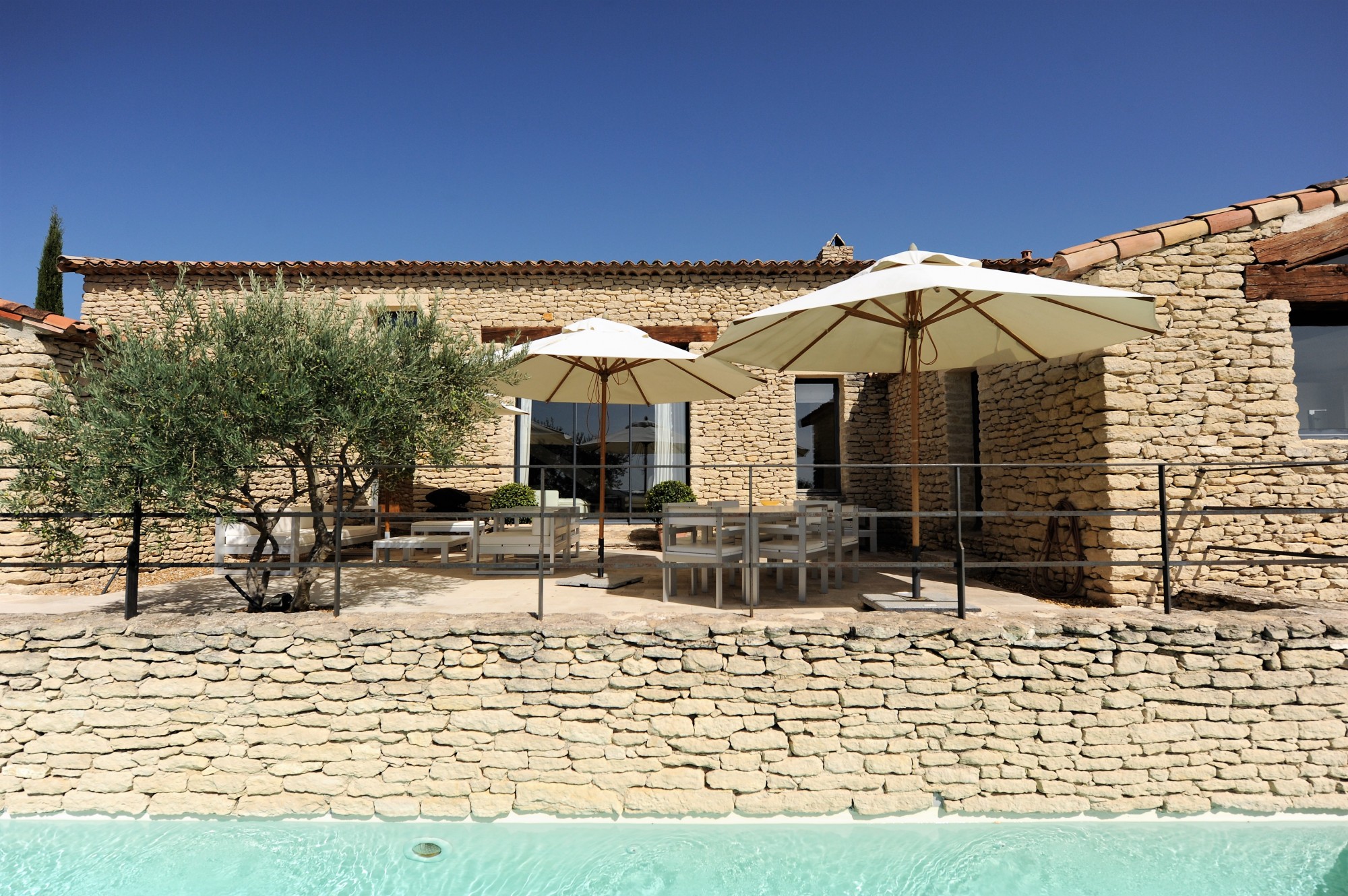 Agréable maison en pierres de plain-pied et rénovée avec vues à Gordes  