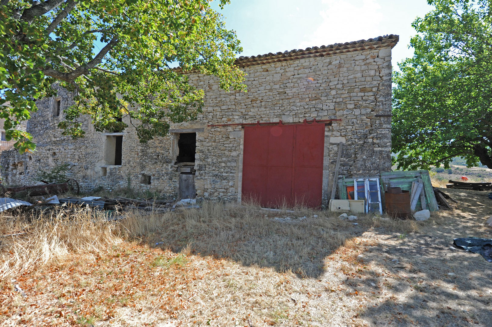 Proche Rustrel - Superbe bâtisse en pierre à rénover sur 7 hectares   