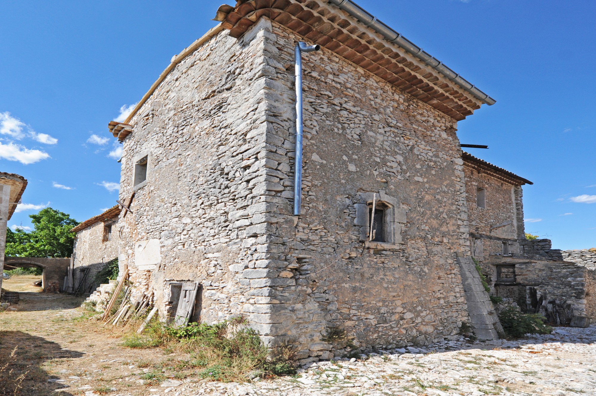 Proche Rustrel - Superbe bâtisse en pierre à rénover sur 7 hectares   