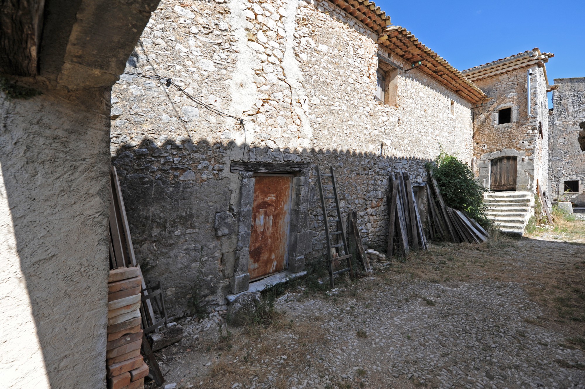 Proche Rustrel - Superbe bâtisse en pierre à rénover sur 7 hectares   