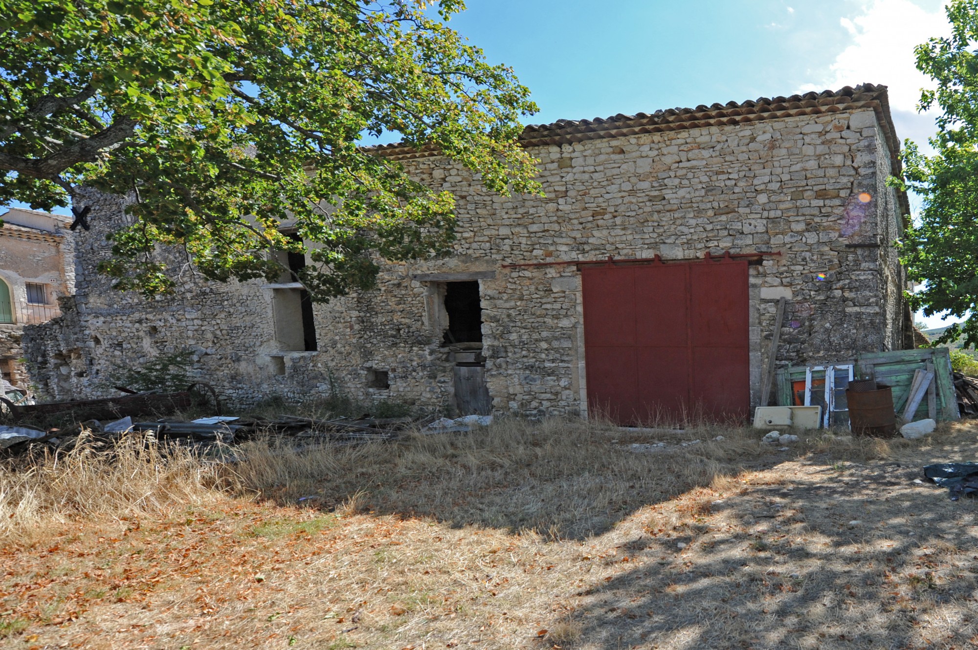 Proche Rustrel - Superbe bâtisse en pierre à rénover sur 7 hectares   
