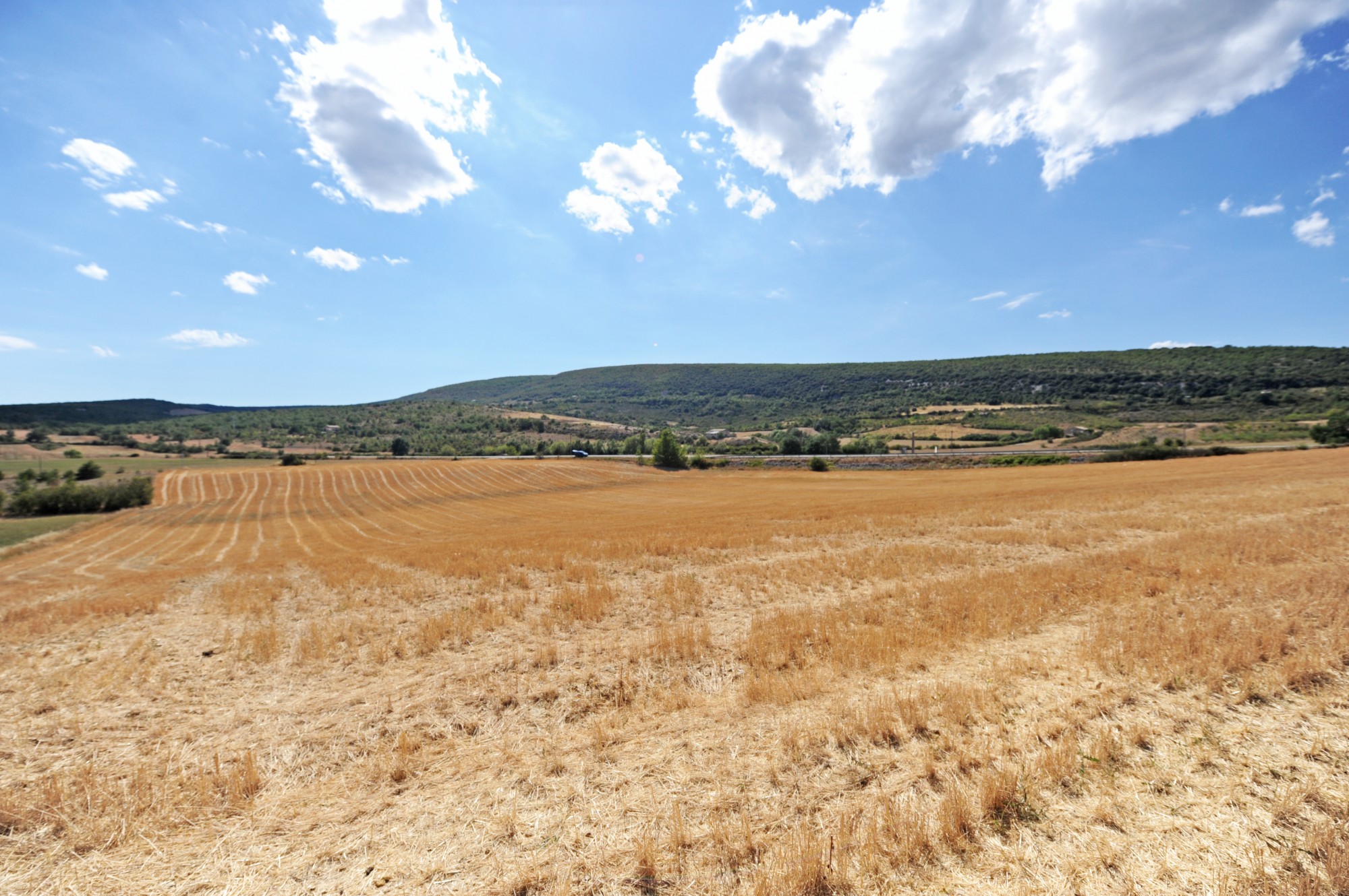 Proche Rustrel - Superbe bâtisse en pierre à rénover sur 7 hectares   