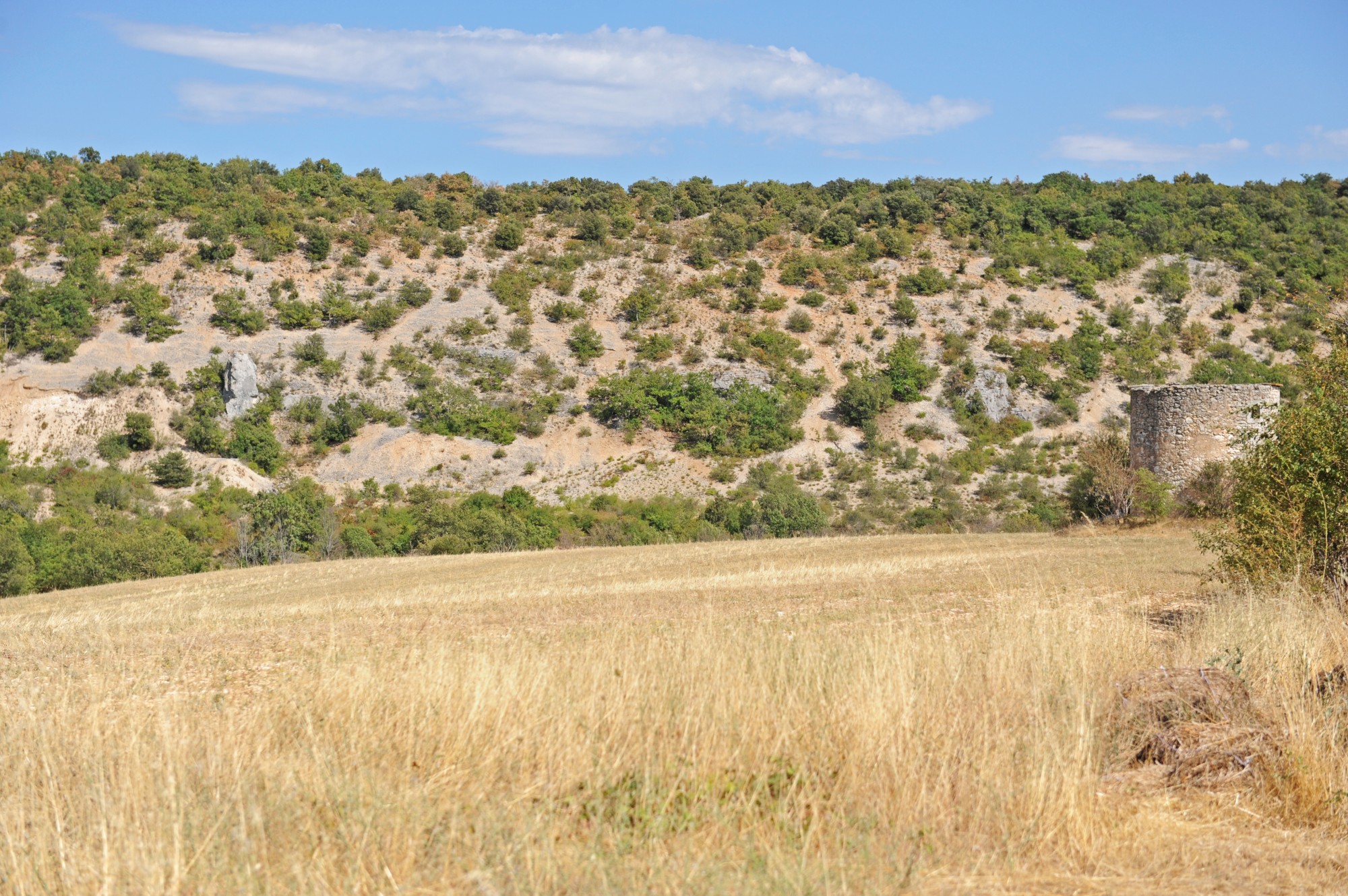 Proche Rustrel - Superbe bâtisse en pierre à rénover sur 7 hectares   