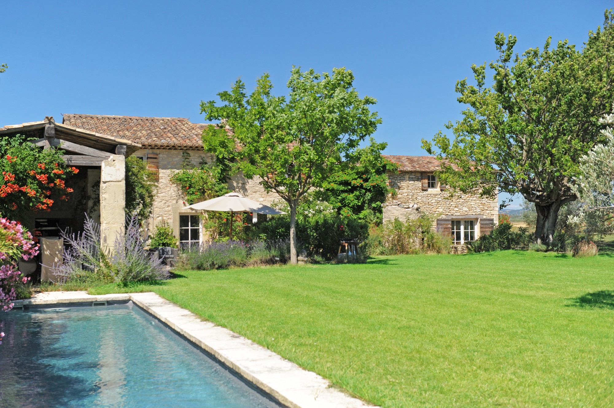 Proche Bonnieux, ferme rénovée avec piscine sur plus de 2 hectares   