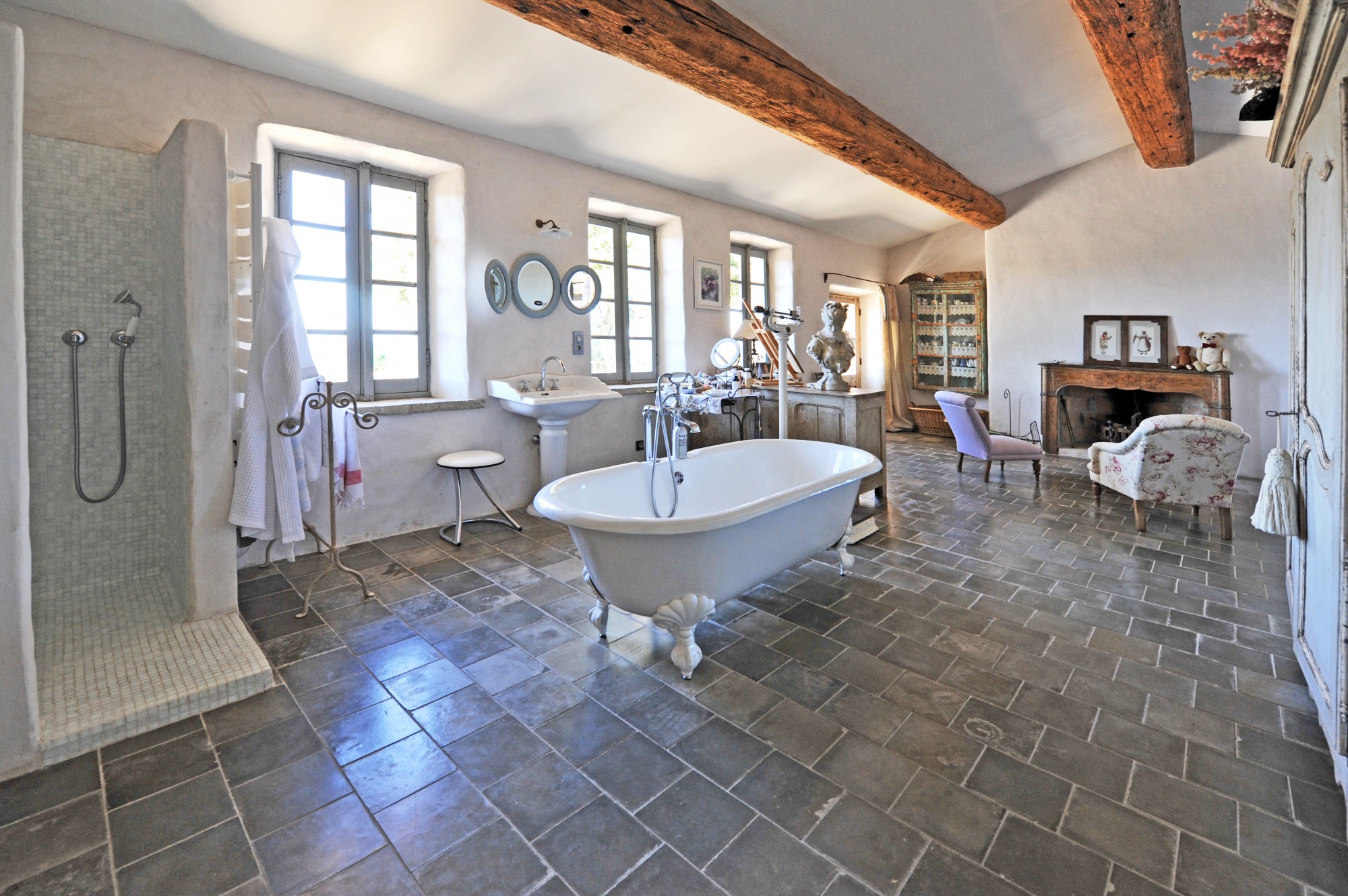 GORDES : maison de charme à 2 pas du village   