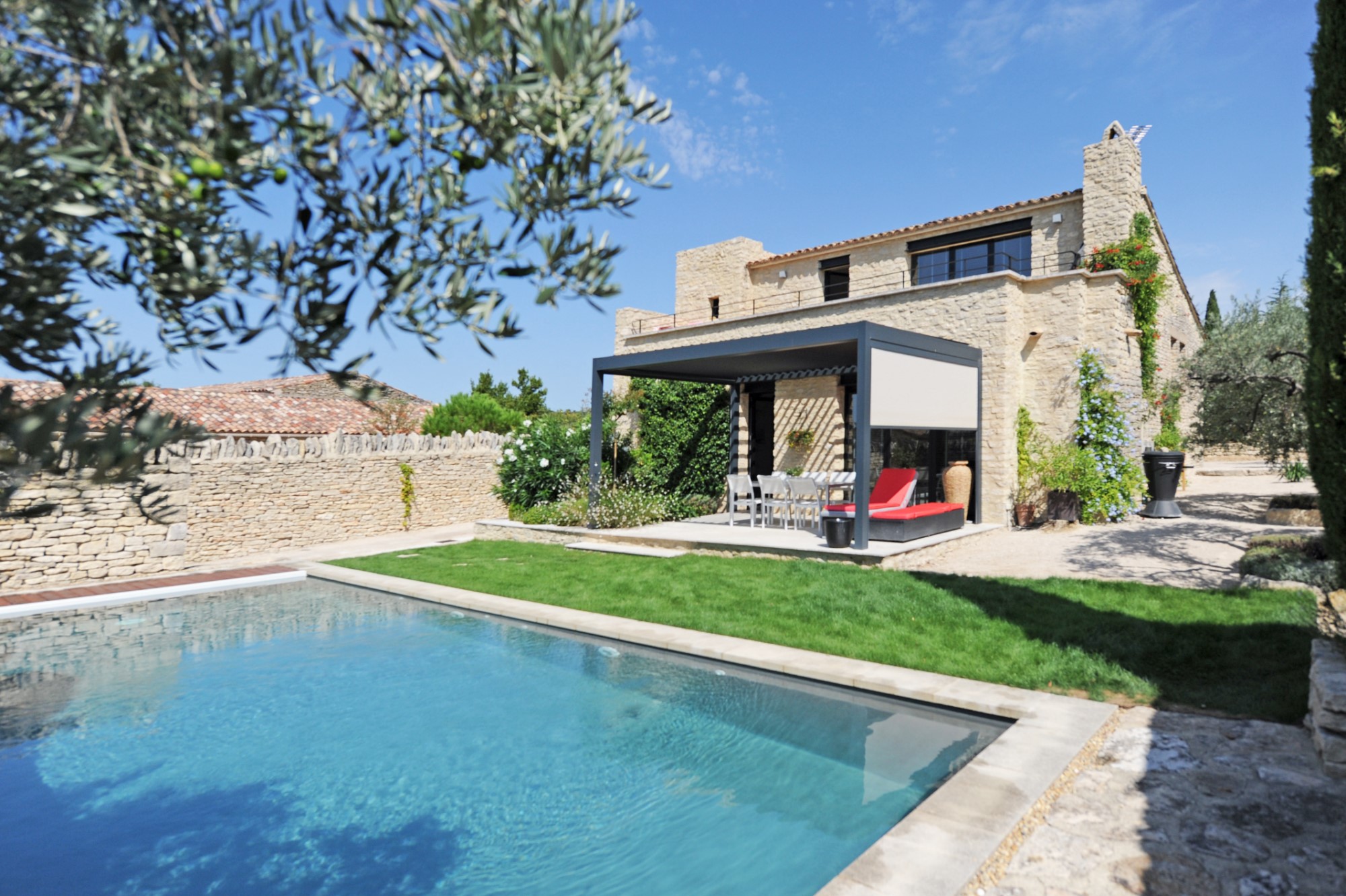 Village de Gordes : propriété moderne    