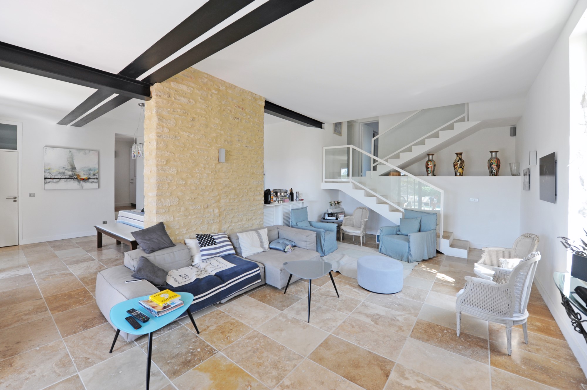 Village de Gordes : propriété moderne    