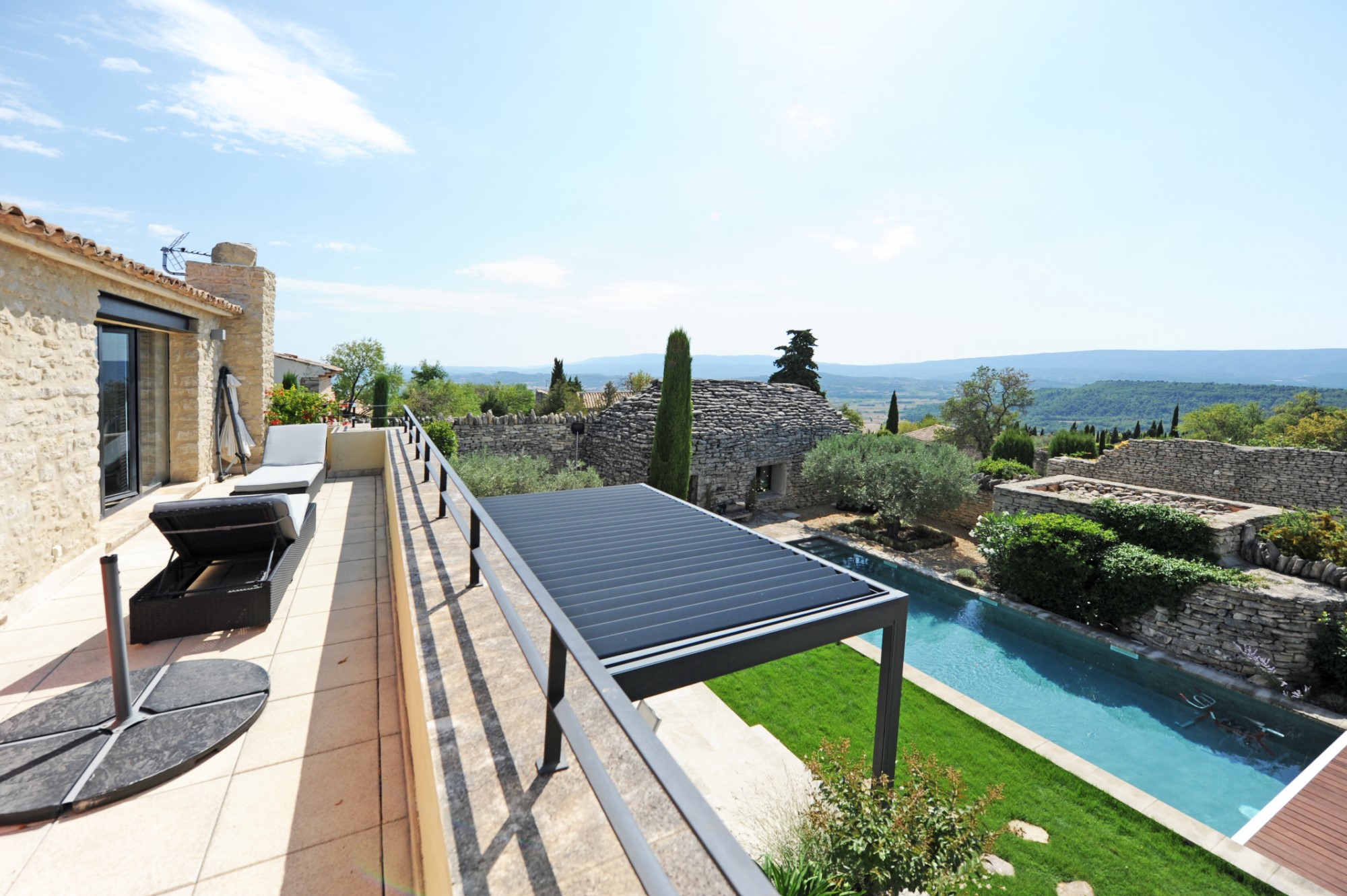 Village de Gordes : propriété moderne    