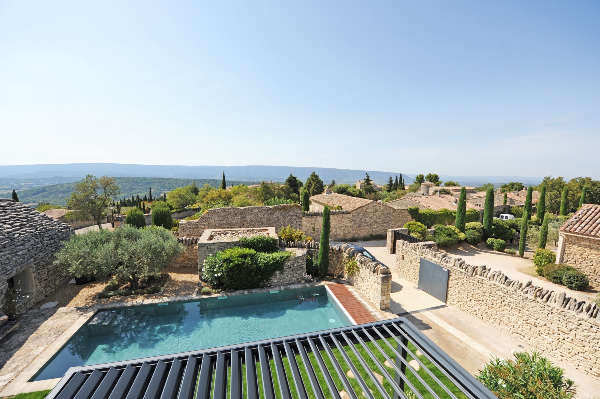 Village de Gordes : propriété moderne    