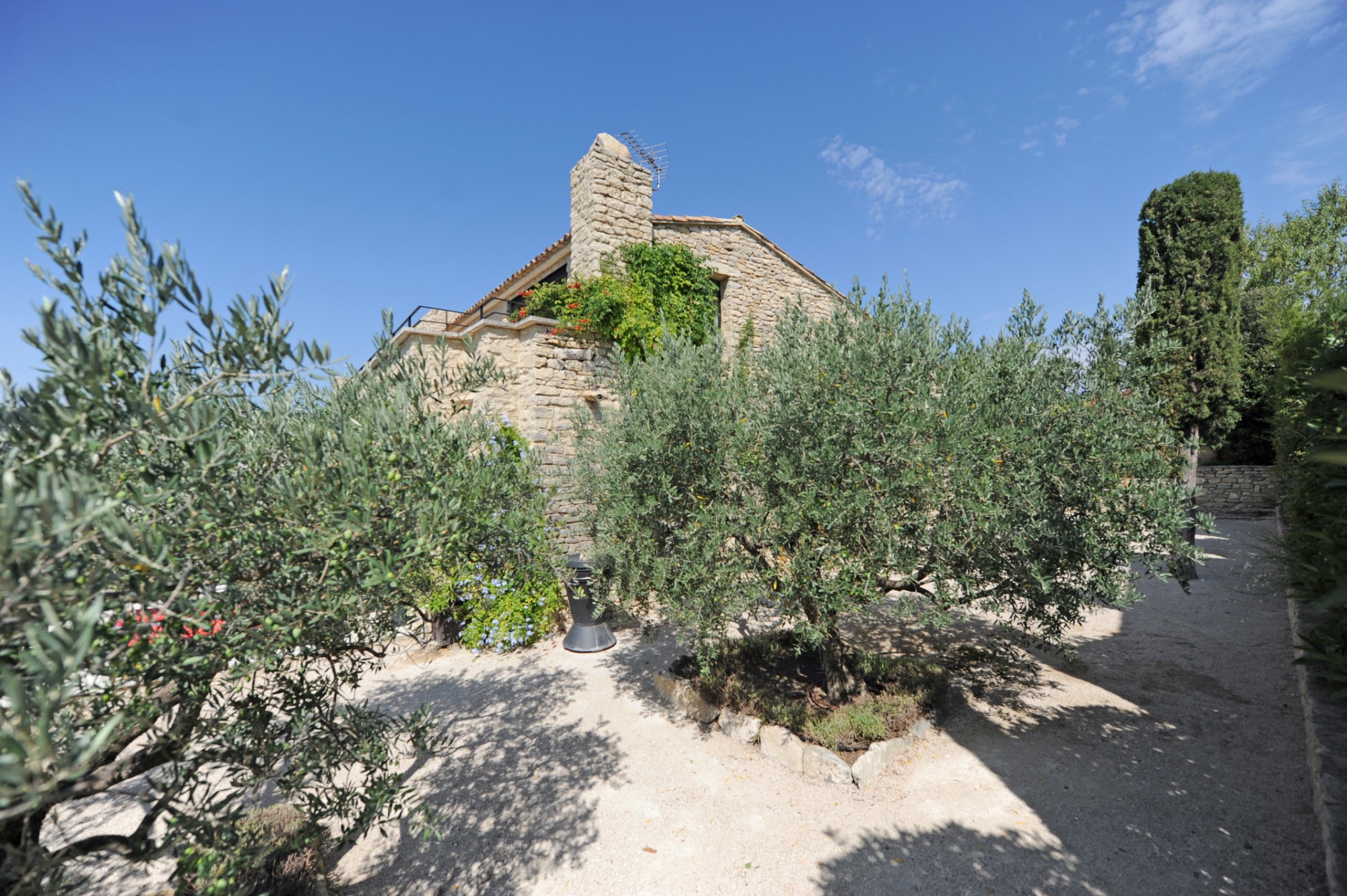 Village de Gordes : propriété moderne    