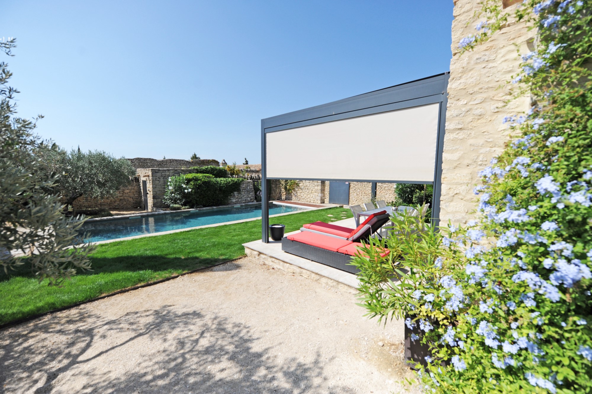 Village de Gordes : propriété moderne    