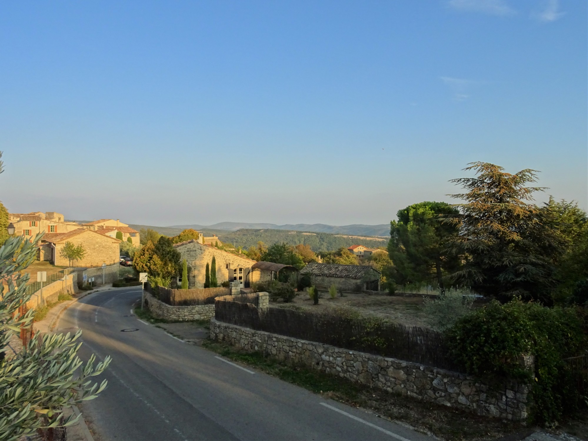 En Luberon, bastide en pierres avec piscine intérieure   