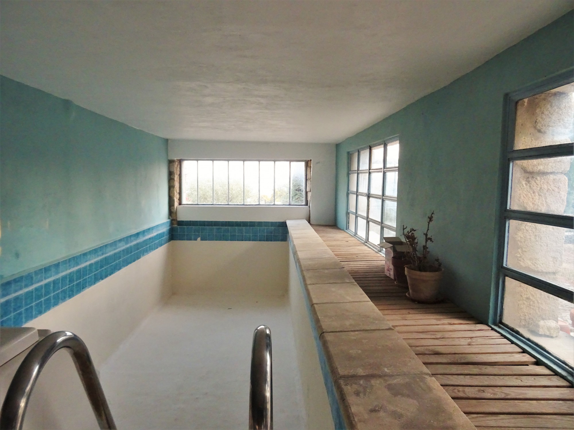En Luberon, bastide en pierres avec piscine intérieure   
