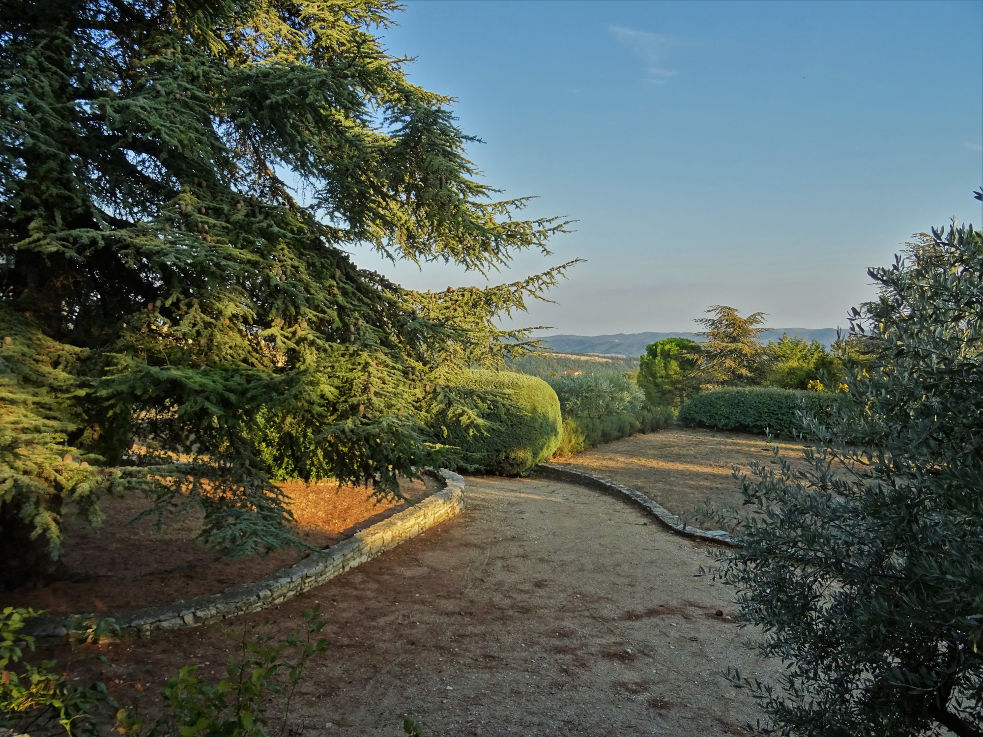 En Luberon, bastide en pierres avec piscine intérieure   