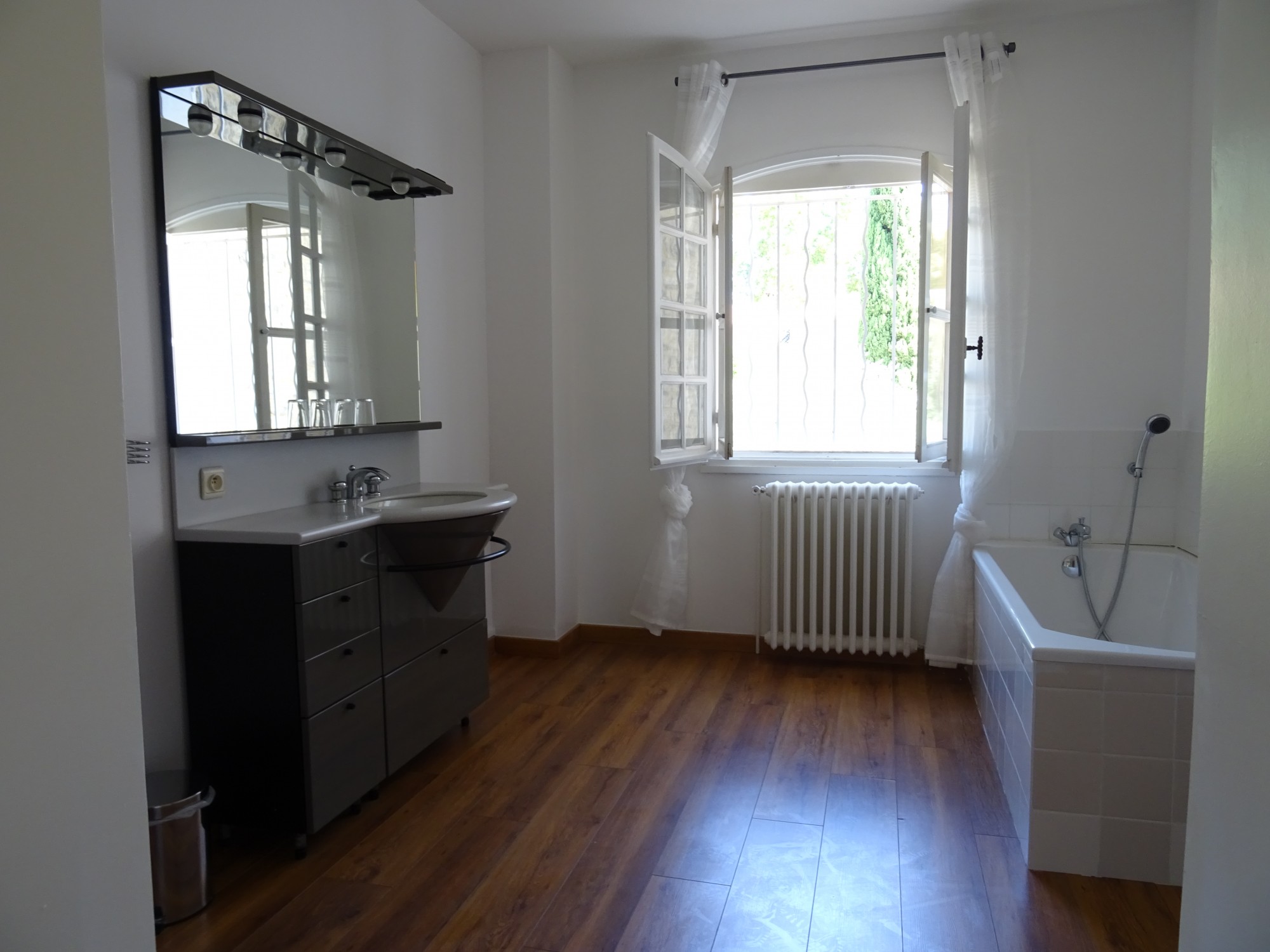 Avignon Sud - Maison dans environnement calme   