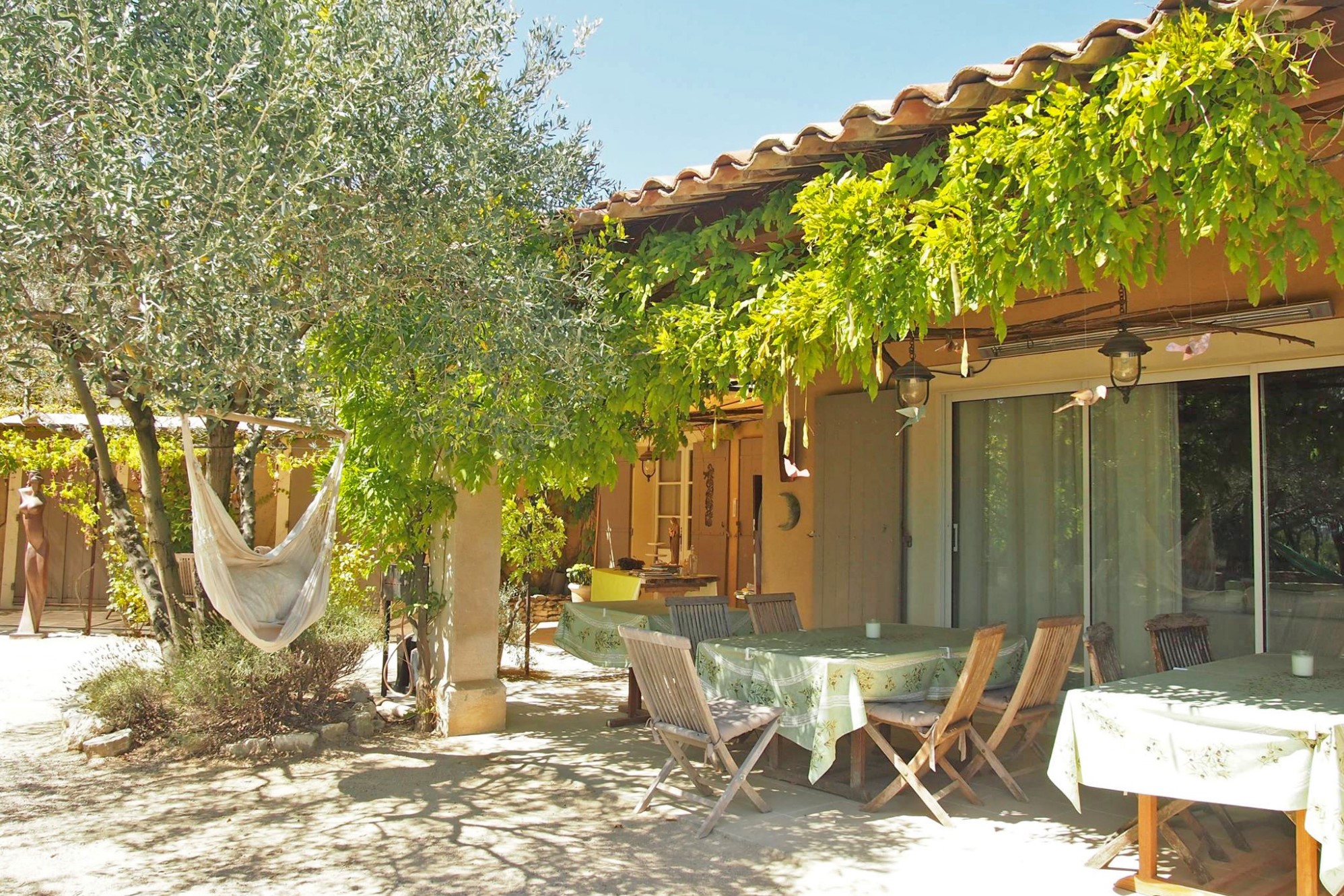 Roussillon : villa avec dépendances en position dominante face au Luberon   