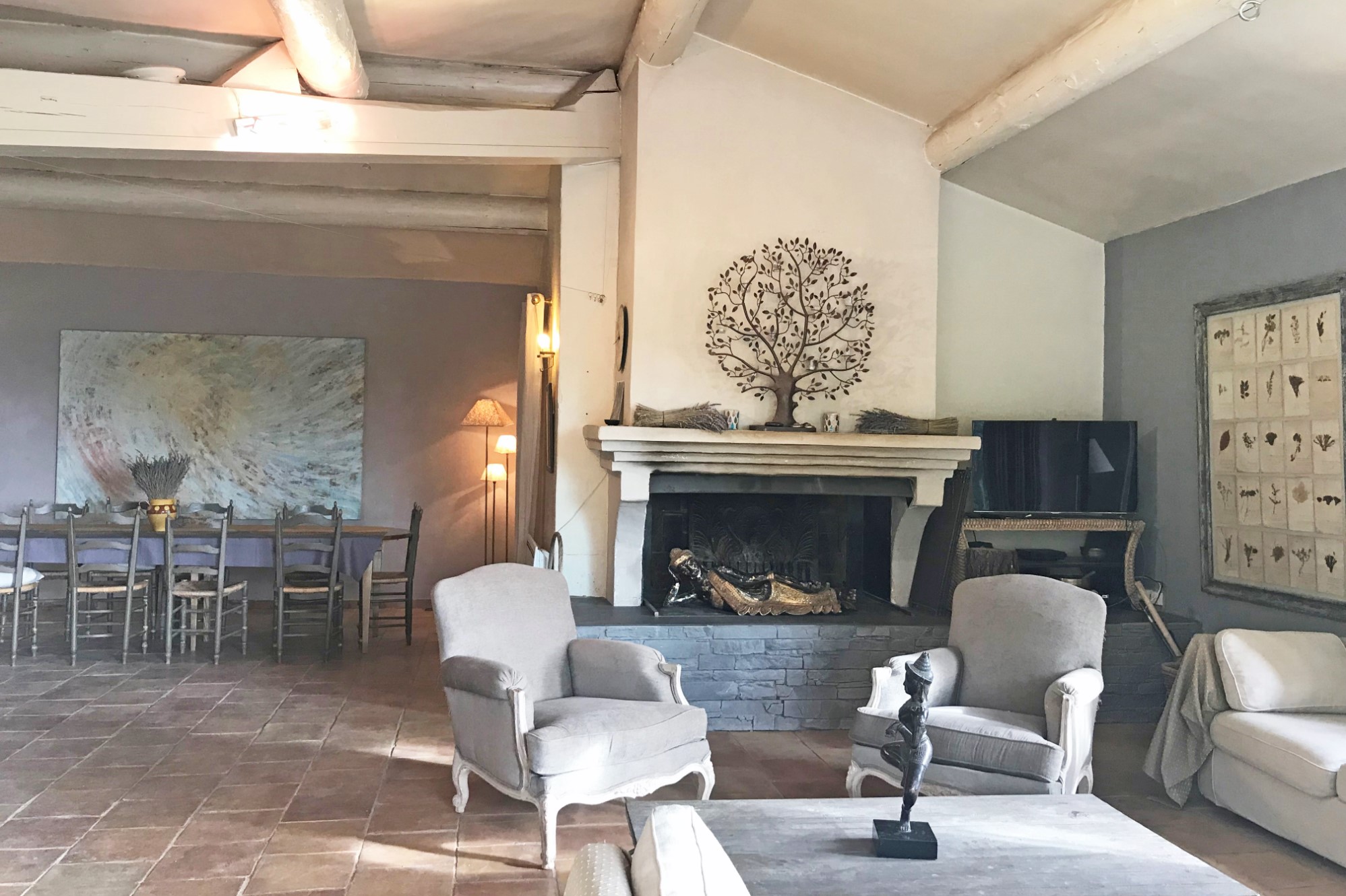 Roussillon : villa avec dépendances en position dominante face au Luberon   