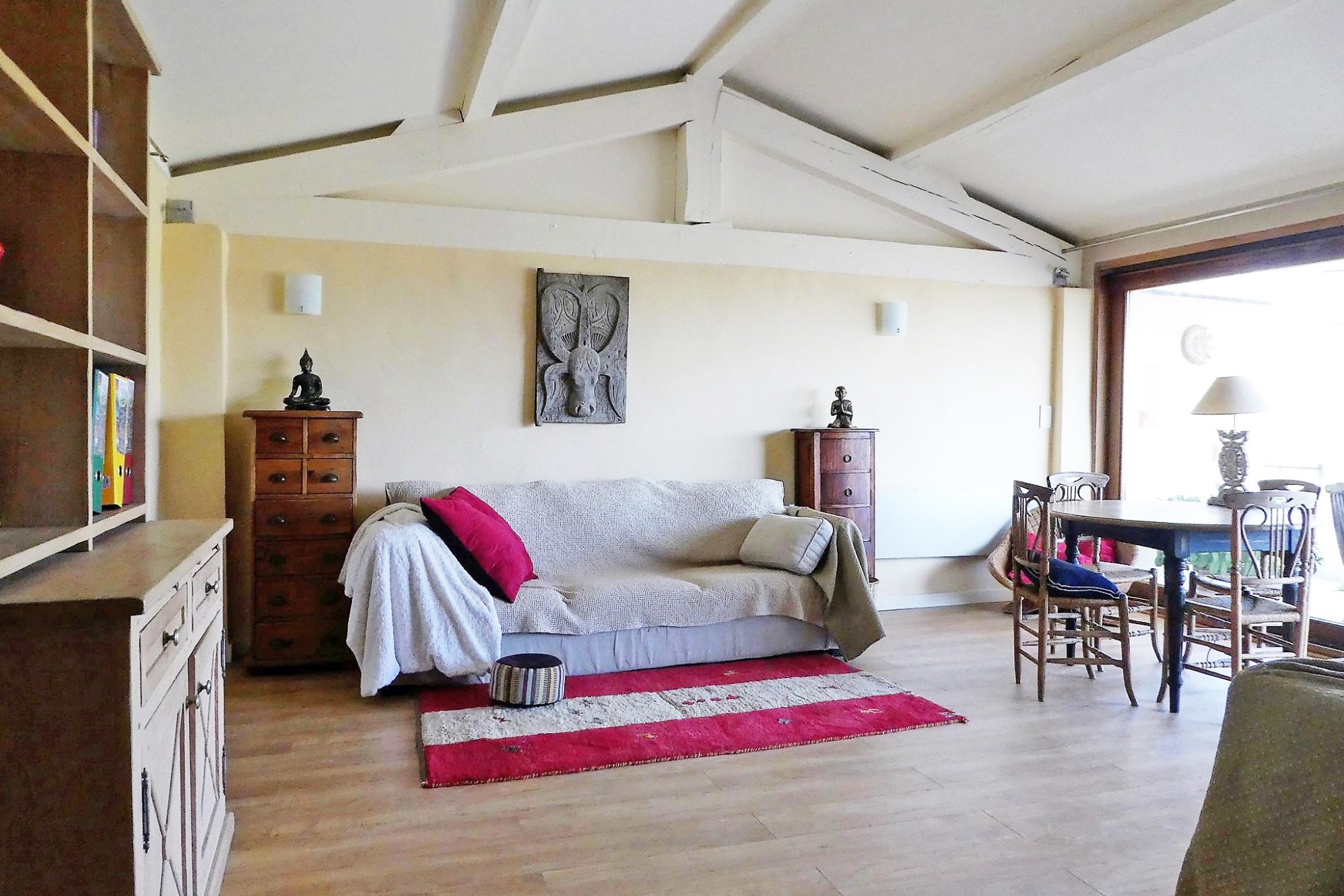 Roussillon : villa avec dépendances en position dominante face au Luberon   