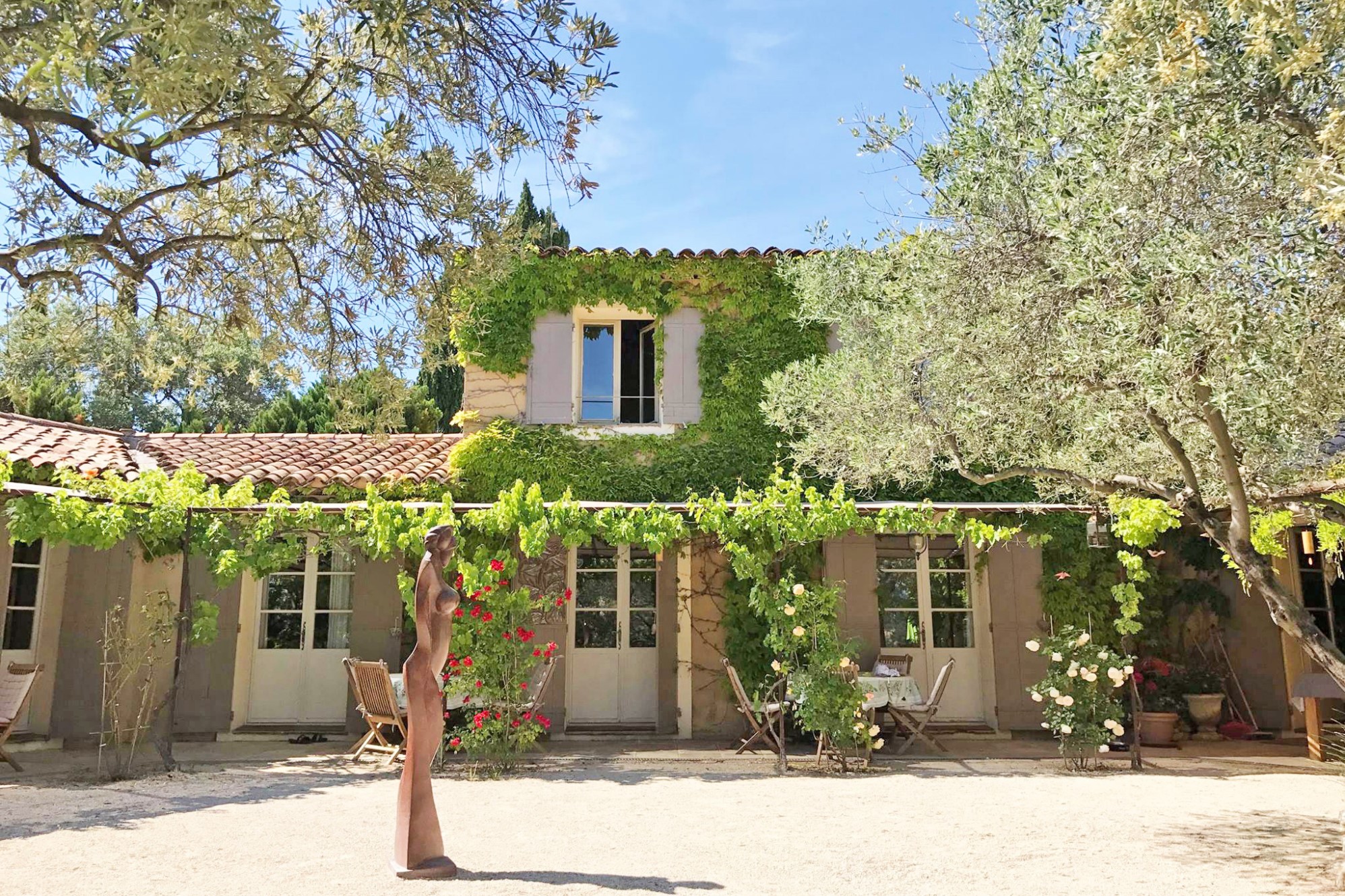 Roussillon : villa avec dépendances en position dominante face au Luberon   