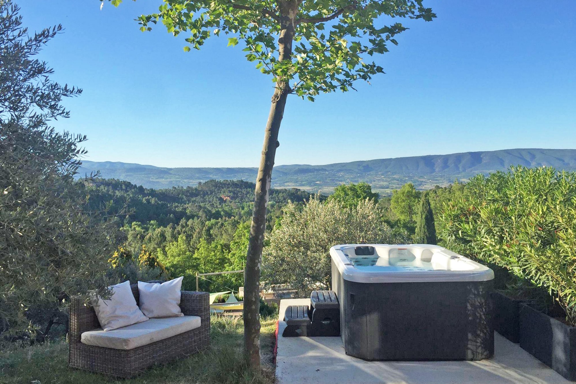 Roussillon : villa avec dépendances en position dominante face au Luberon   