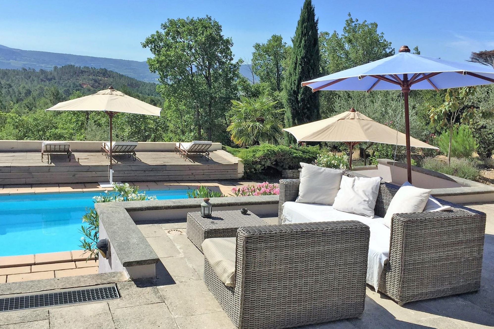 Roussillon : villa avec dépendances en position dominante face au Luberon   