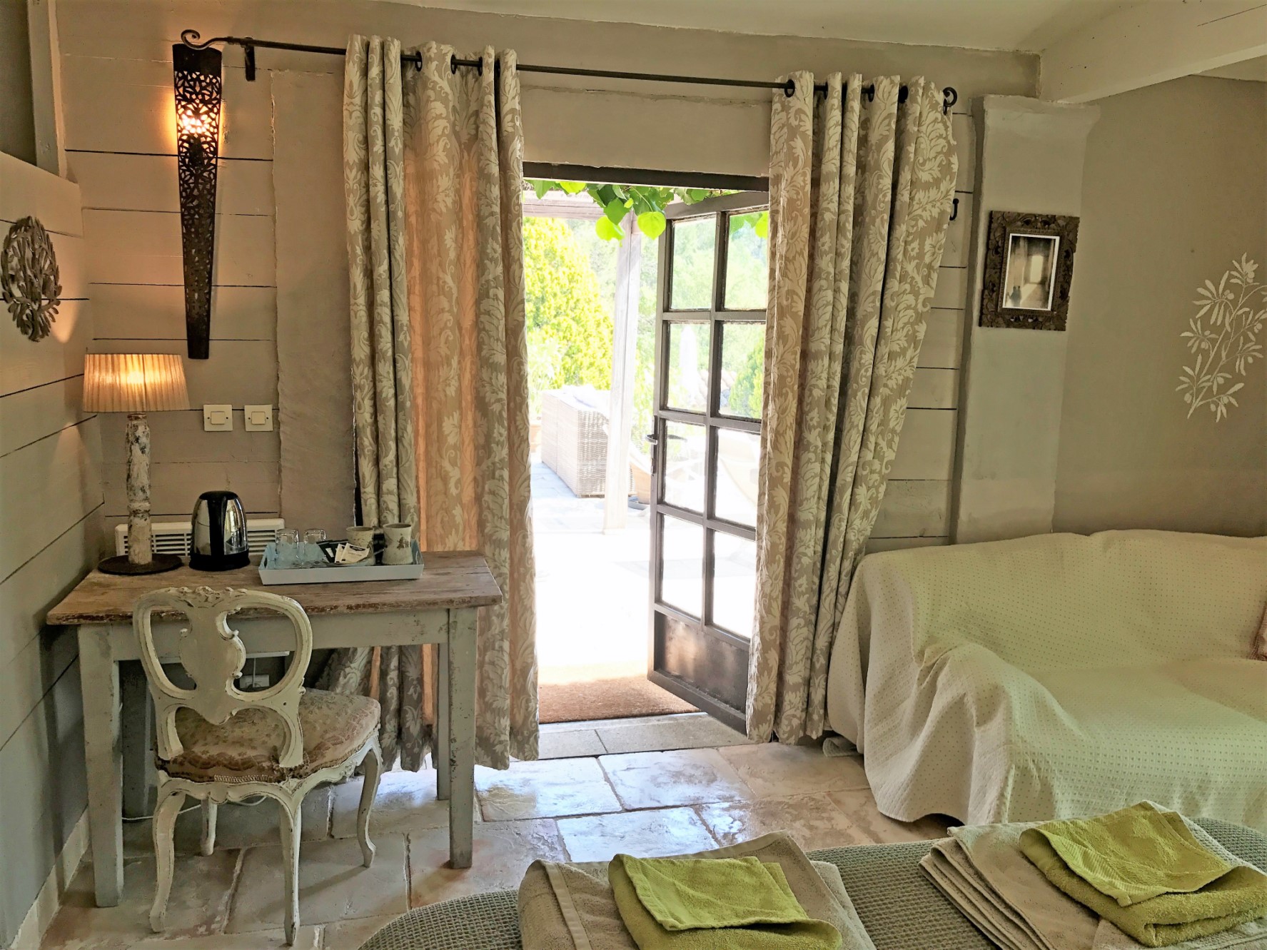 Roussillon : villa avec dépendances en position dominante face au Luberon   