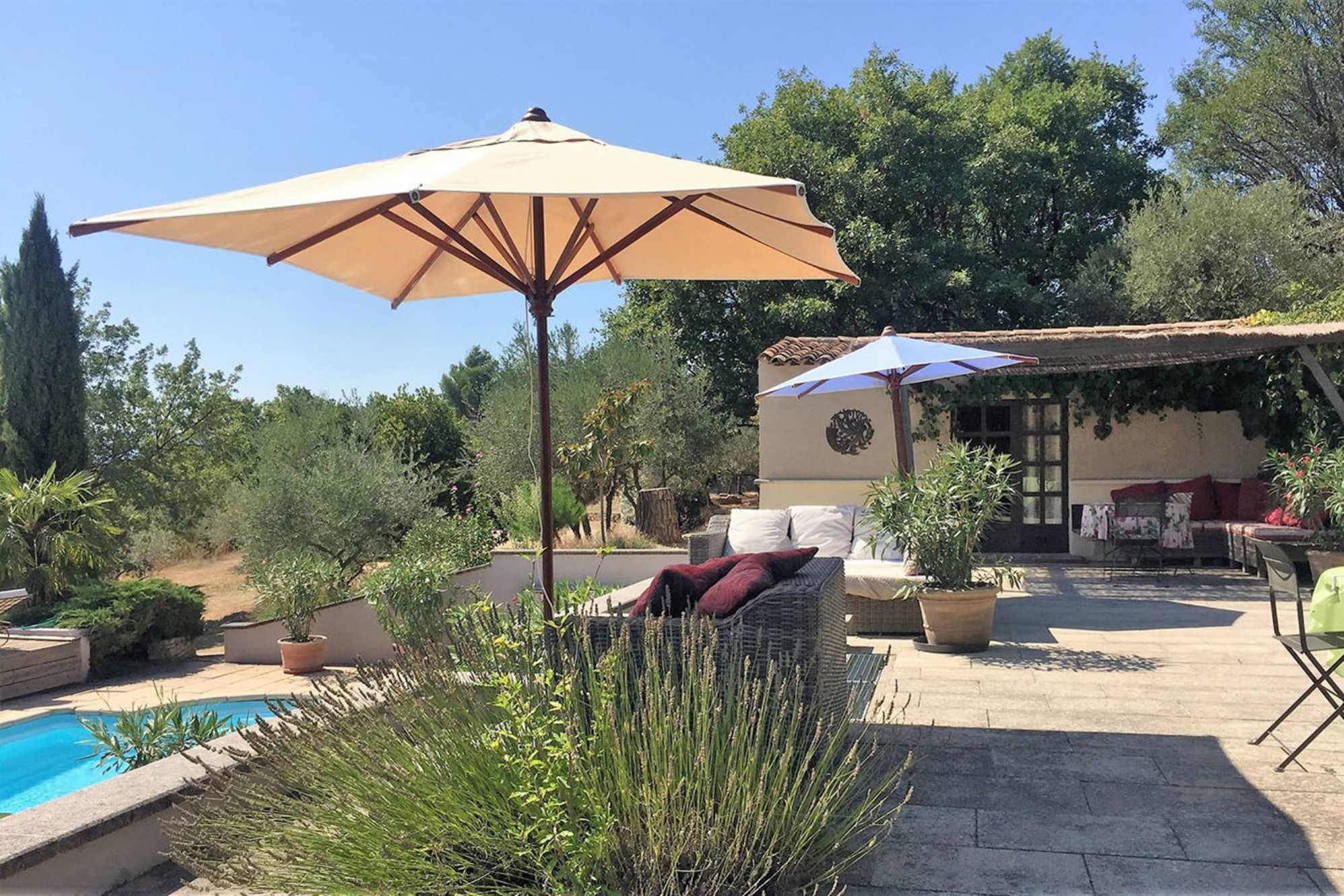 Roussillon : villa avec dépendances en position dominante face au Luberon   