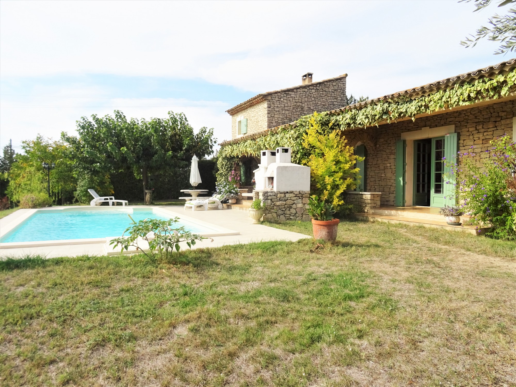 Proche de Gordes, Maison en pierres de plain-pied avec piscine   