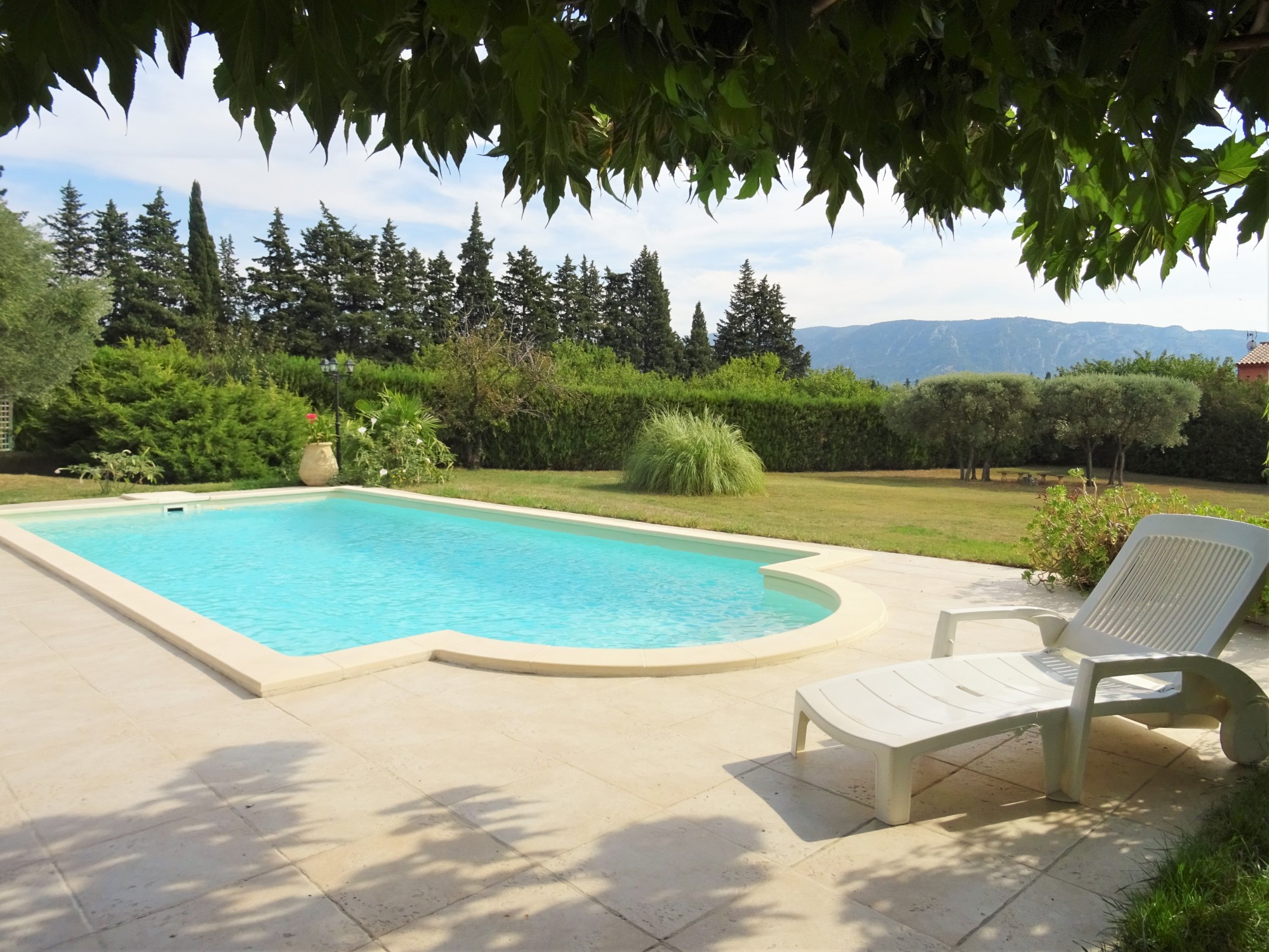 Proche de Gordes, Maison en pierres de plain-pied avec piscine   