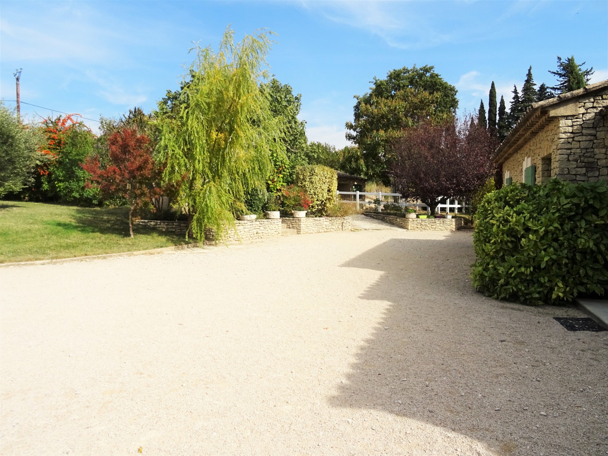 Proche de Gordes, Maison en pierres de plain-pied avec piscine   