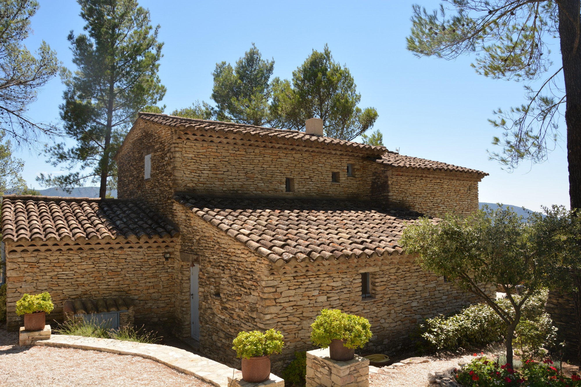 Proche Gordes, villa en pierres   