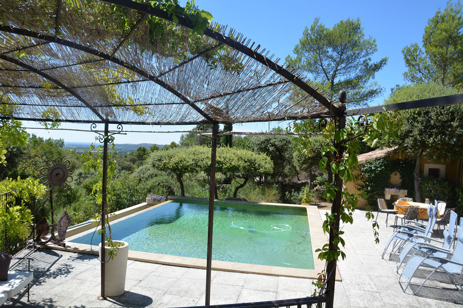 Proche Gordes, villa en pierres   