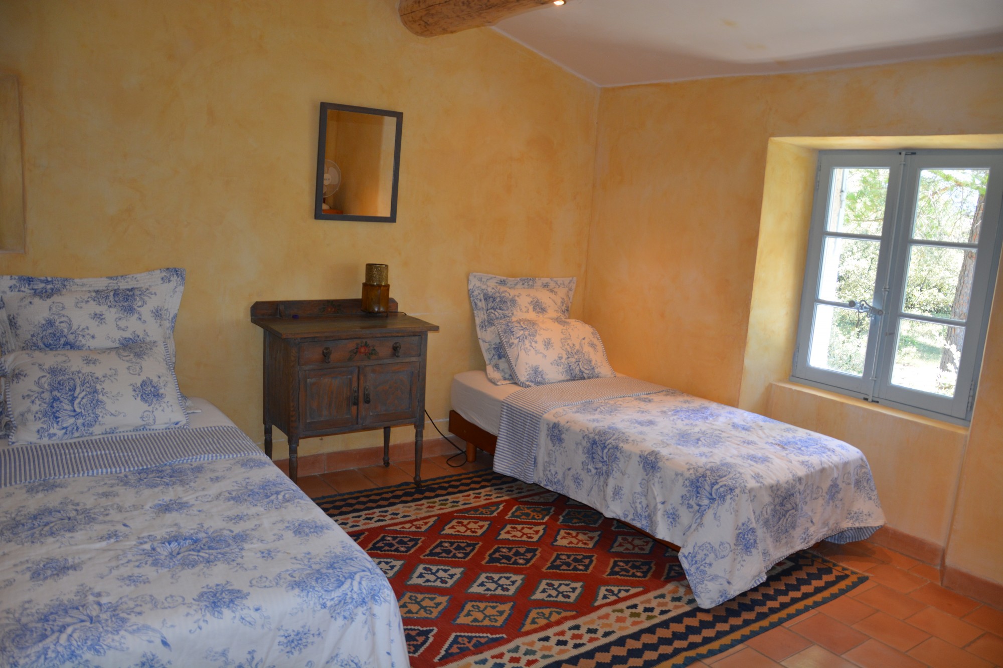 Proche Gordes, villa en pierres   