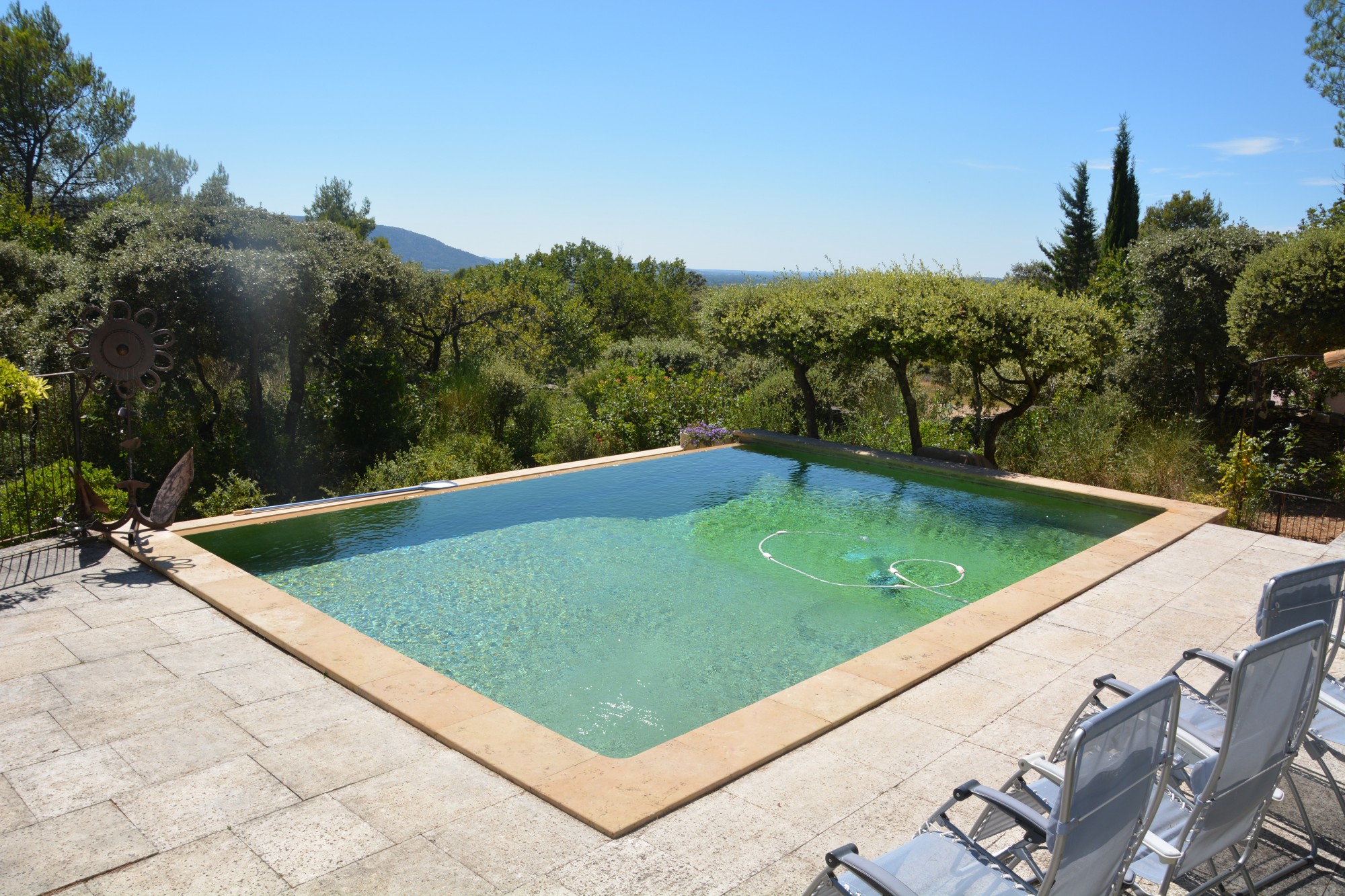 Proche Gordes, villa en pierres   
