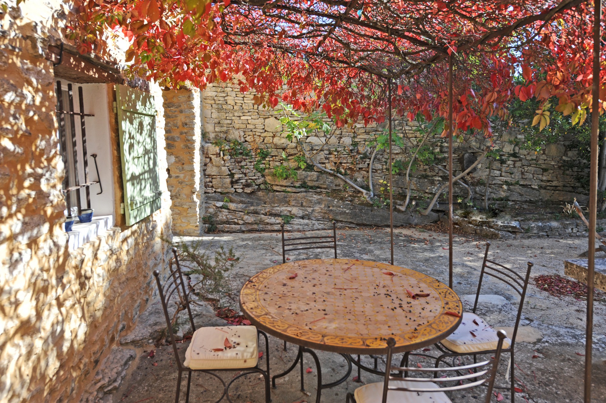 Entre Monts de Vaucluse et Luberon, très mazet en pierres   