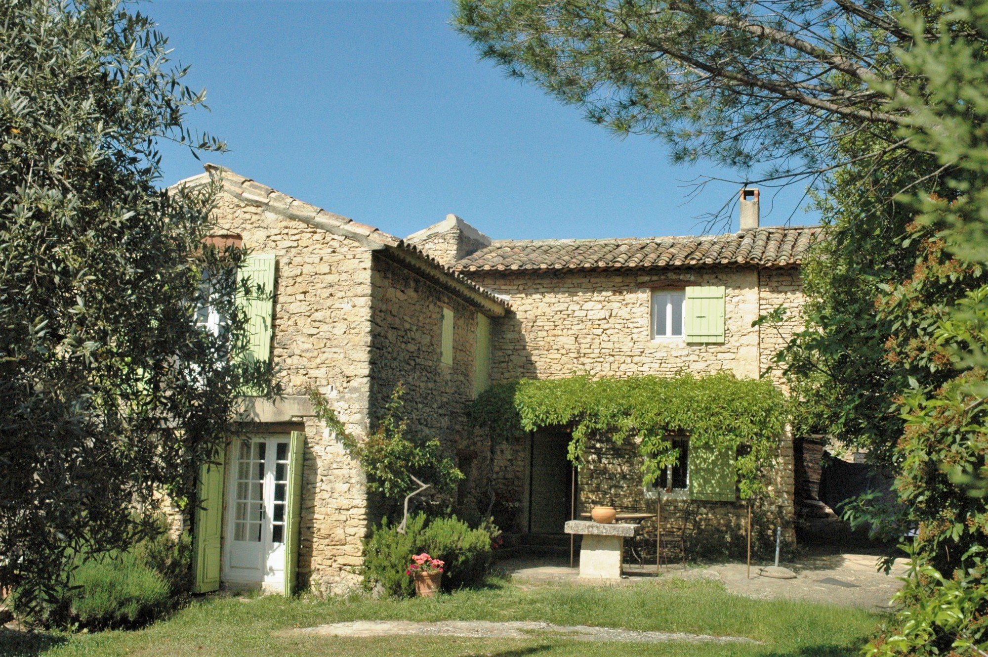 Entre Monts de Vaucluse et Luberon, très mazet en pierres   