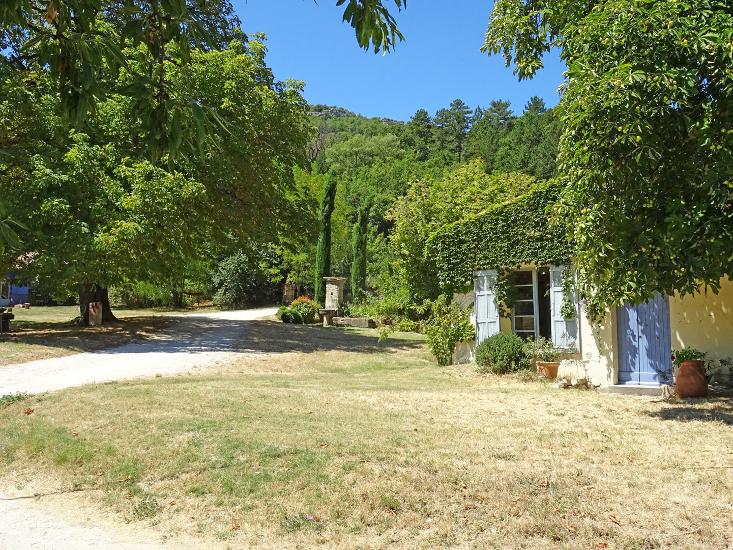 Luberon, ensemble de trois maisons en pleine nature   