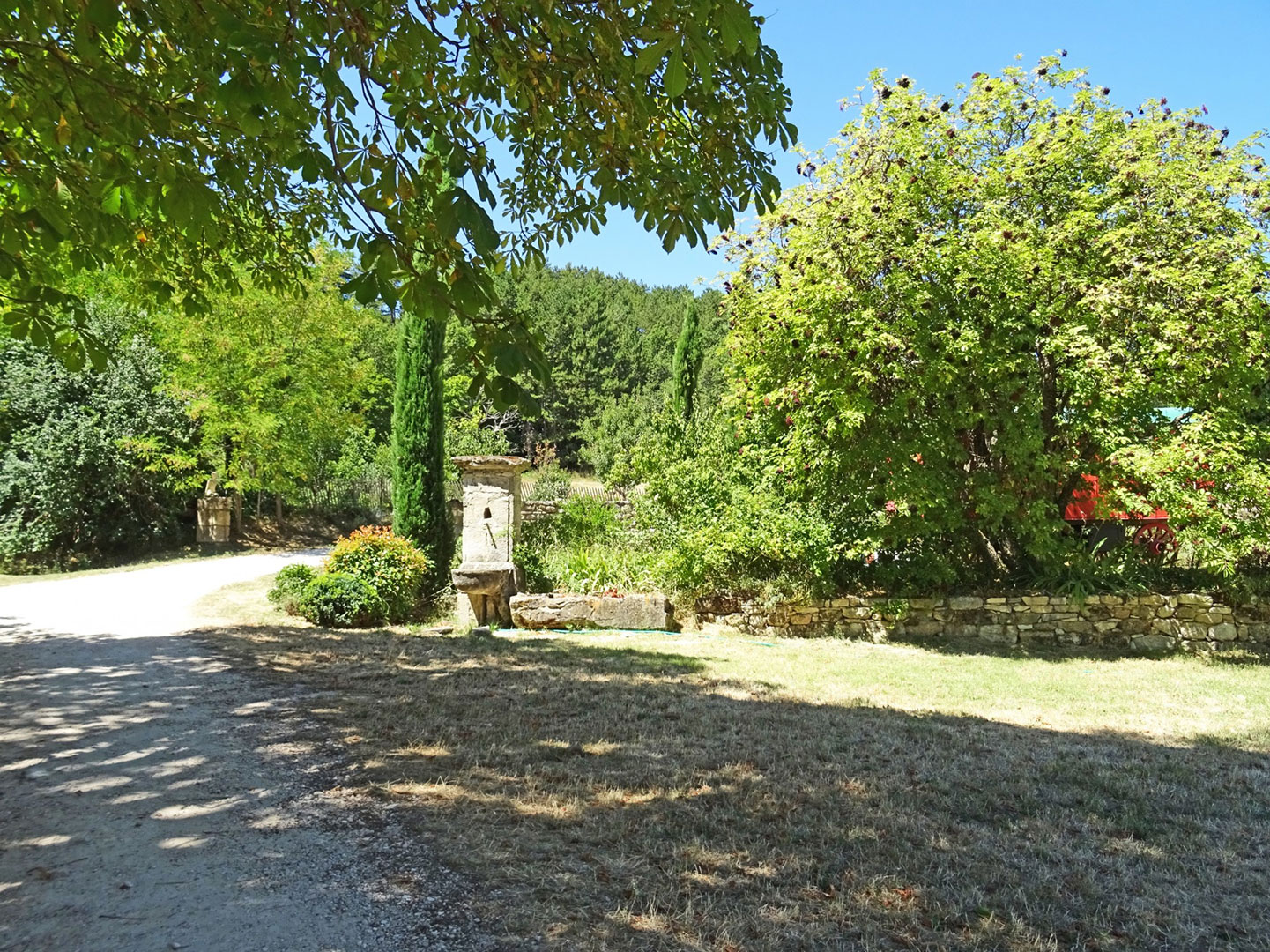 Luberon, ensemble de trois maisons en pleine nature   